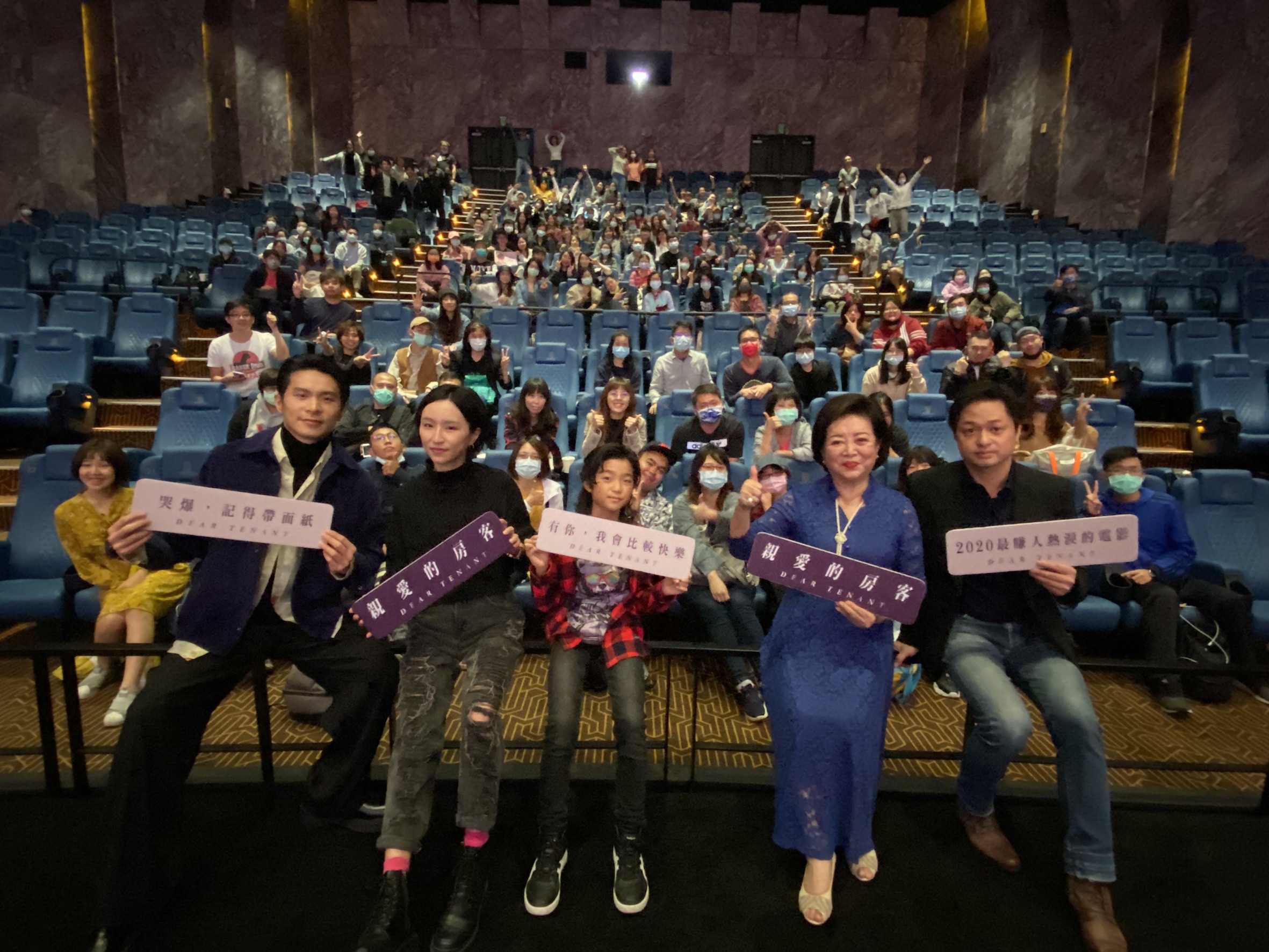 最近人氣爆棚的金馬影后、女配角得主陳淑芳（右2），出席映後帶隊催票。左起為姚淳耀、法蘭、白潤音和鄭有傑。（牽猴子提供）