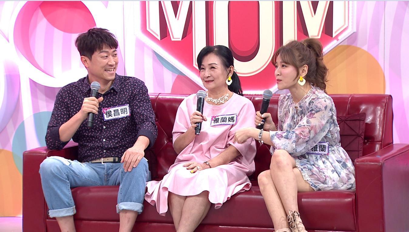 侯昌明(左起)和丈母娘、曾雅蘭一起上《聽媽媽的話》節目,爆料侯昌明節儉過頭的趣事。(年代提供)