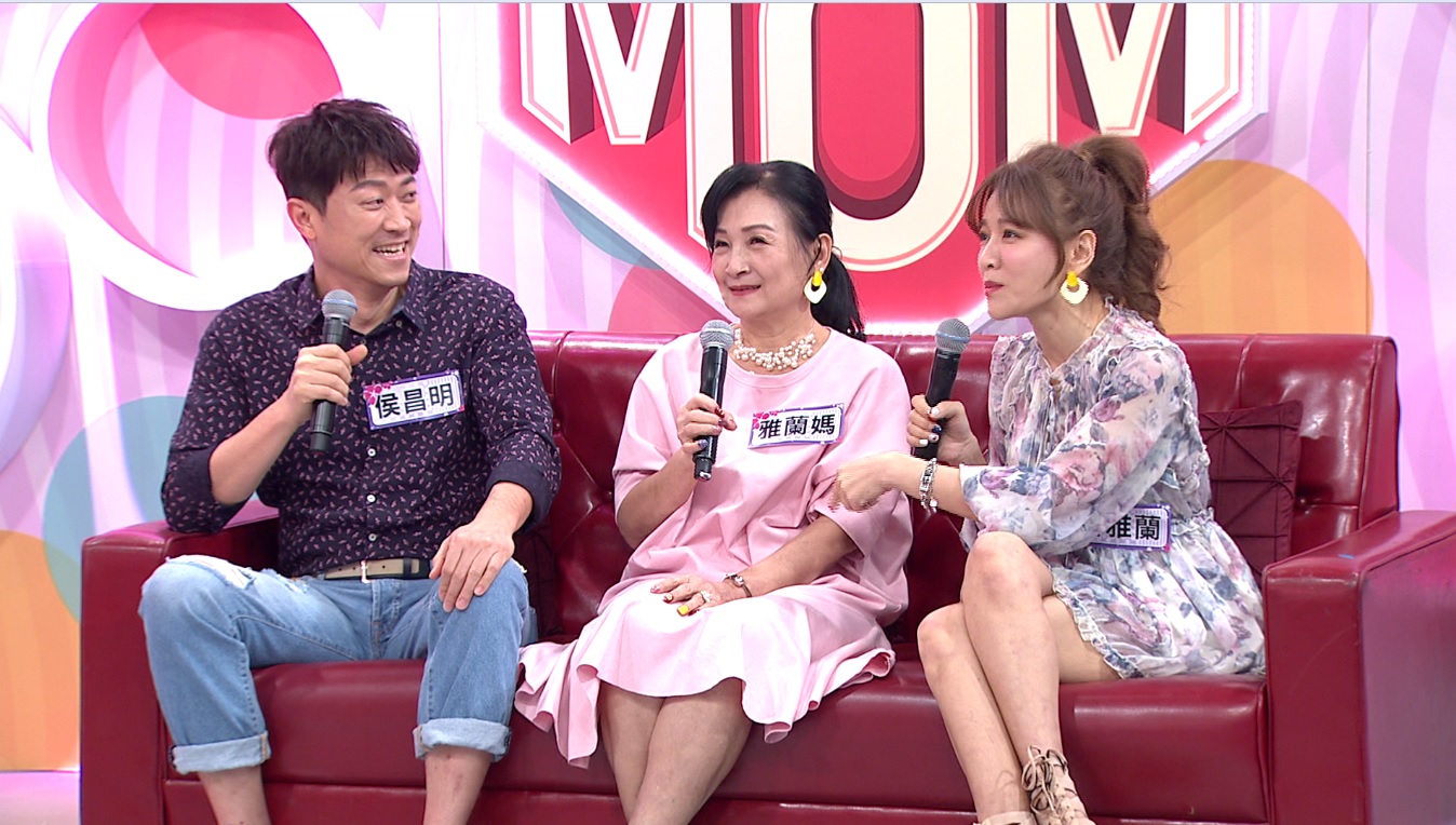 侯昌明（左起）和丈母娘、曾雅蘭一起上《聽媽媽的話》節目，爆料侯昌明節儉過頭的趣事。（年代提供）