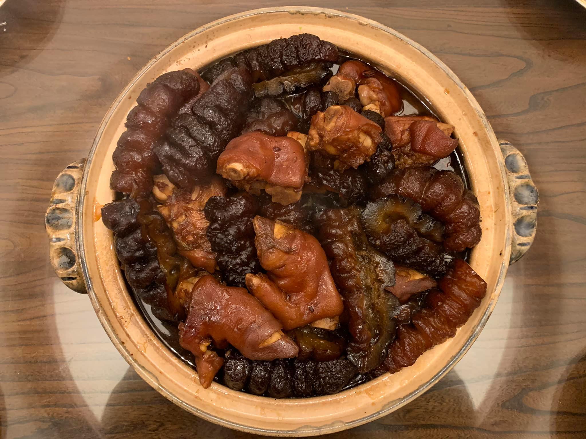 「海參燉豬腳」的膠質豐富，吃了讓人上嘴唇黏住下嘴唇，張口講話都要花點力氣。