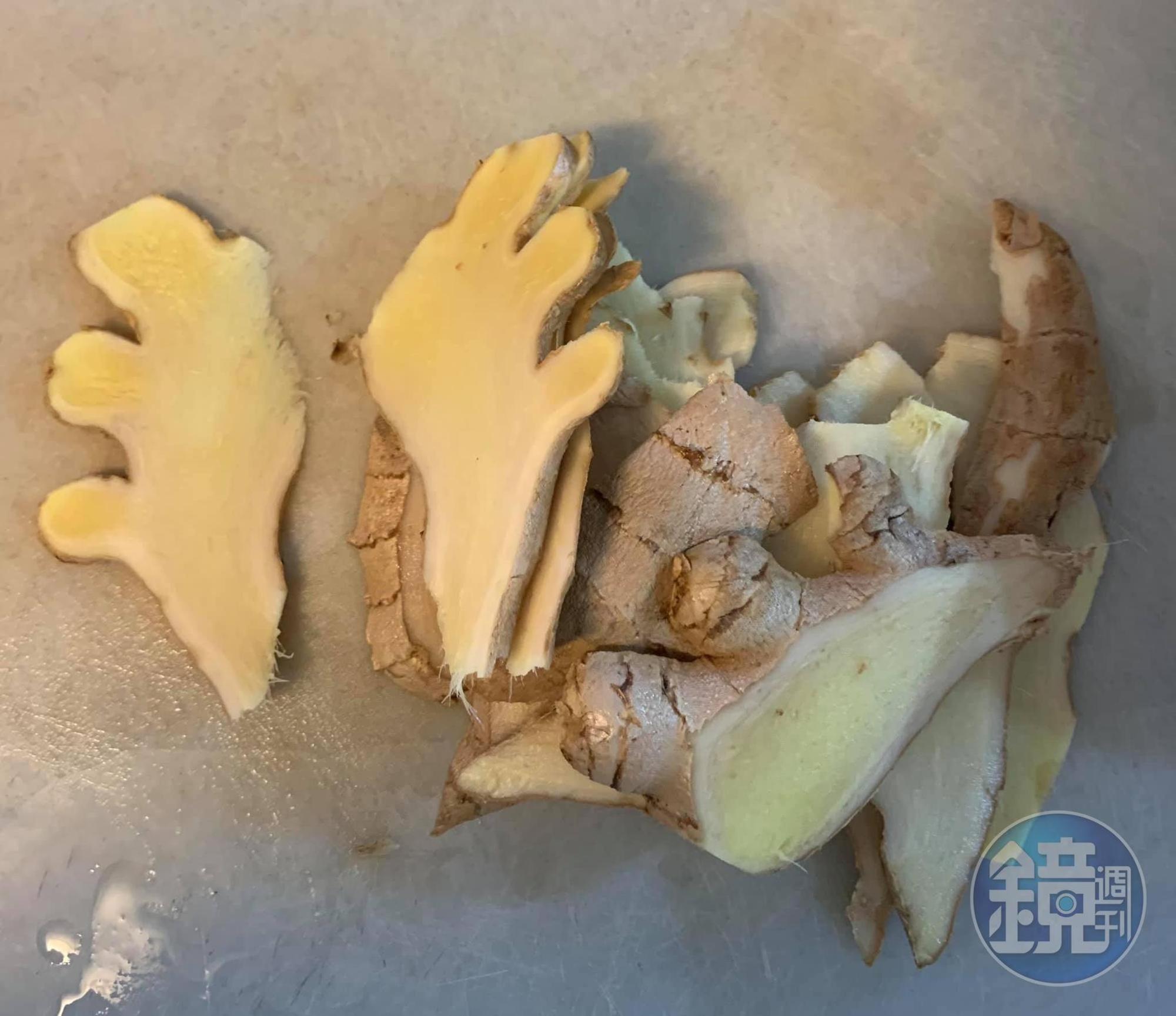 老薑切片。
