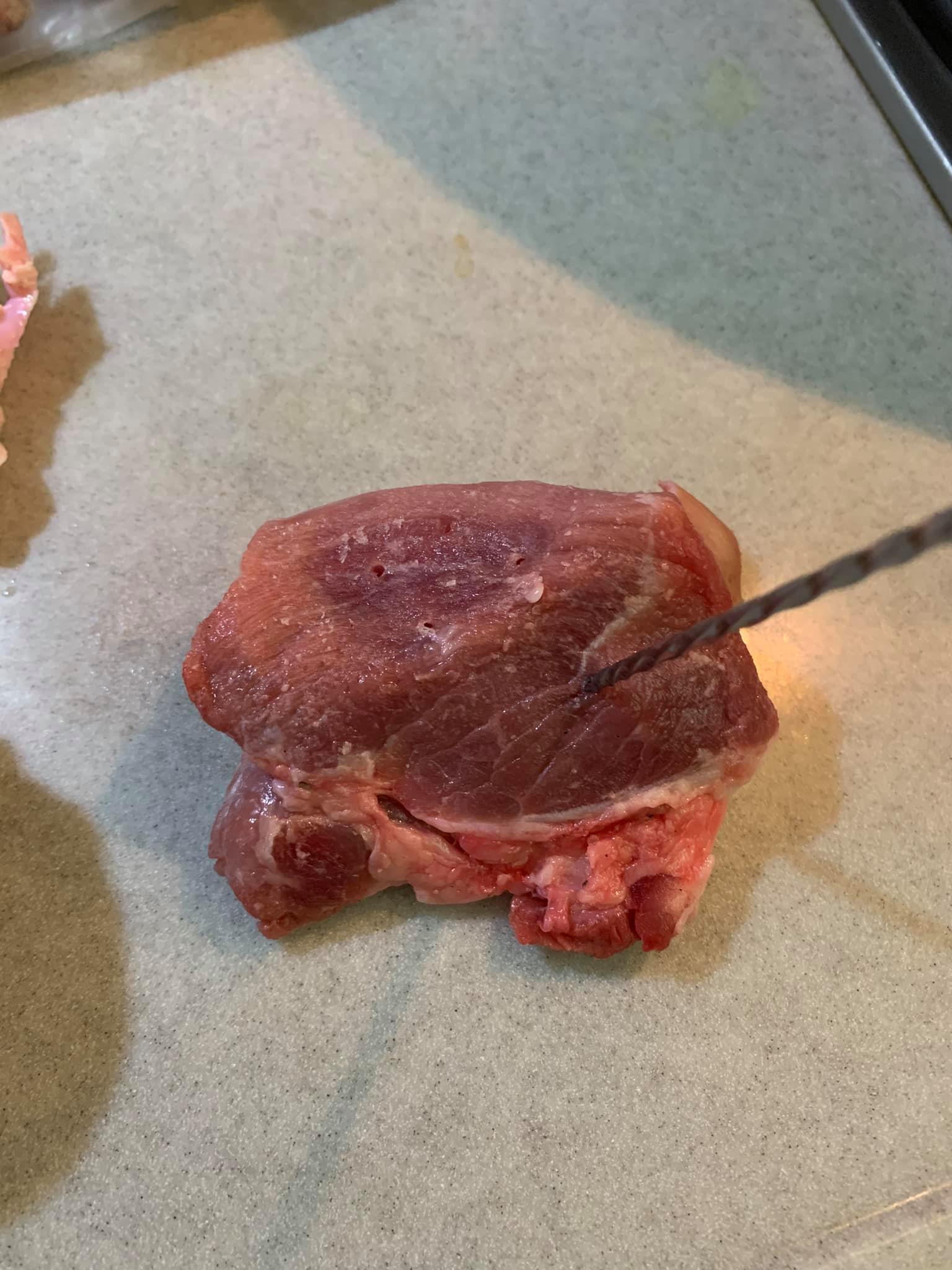 豬腳肉不易入味,要用鐵籤先戳一戳。