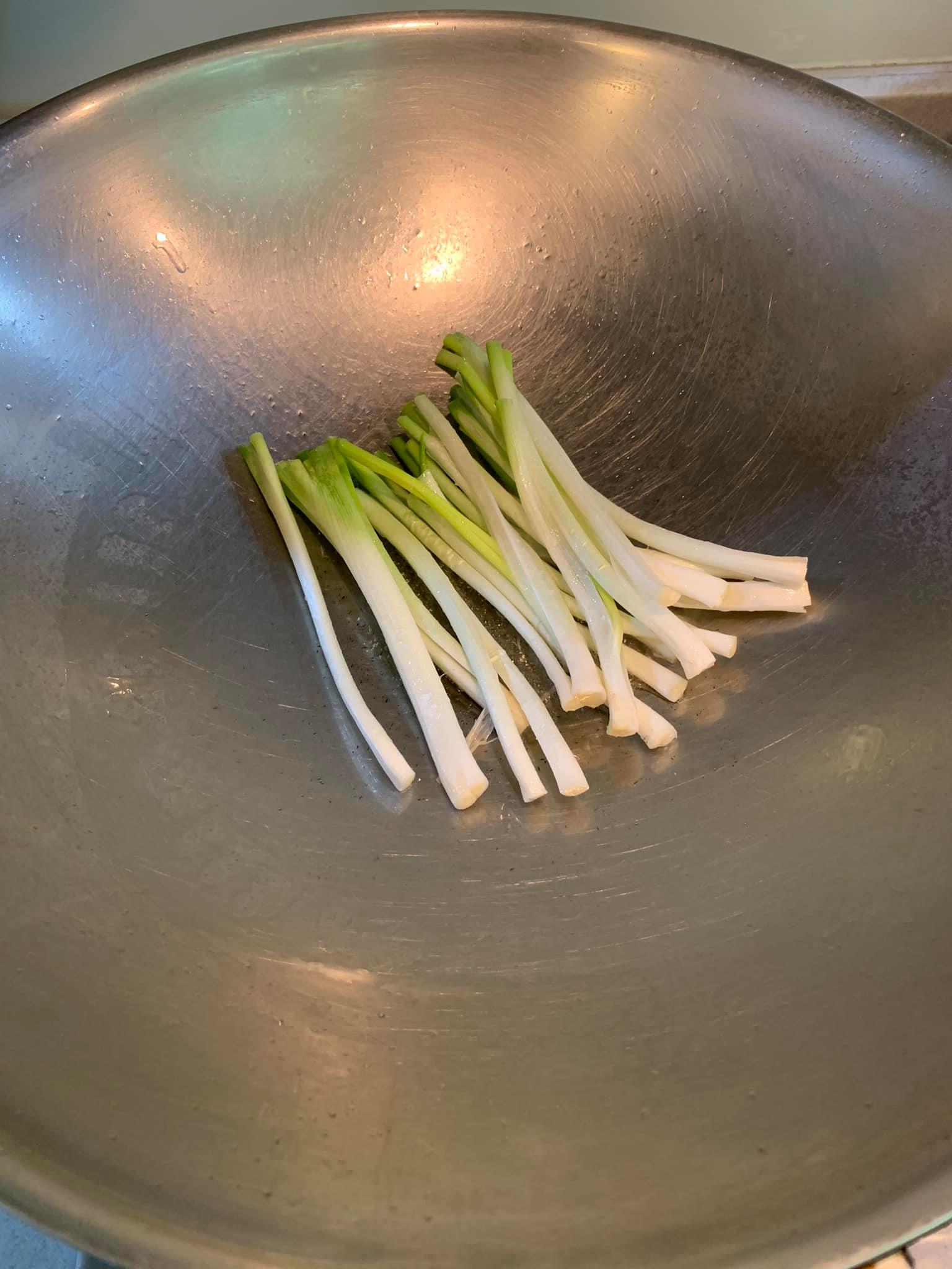 爆香蔥白。