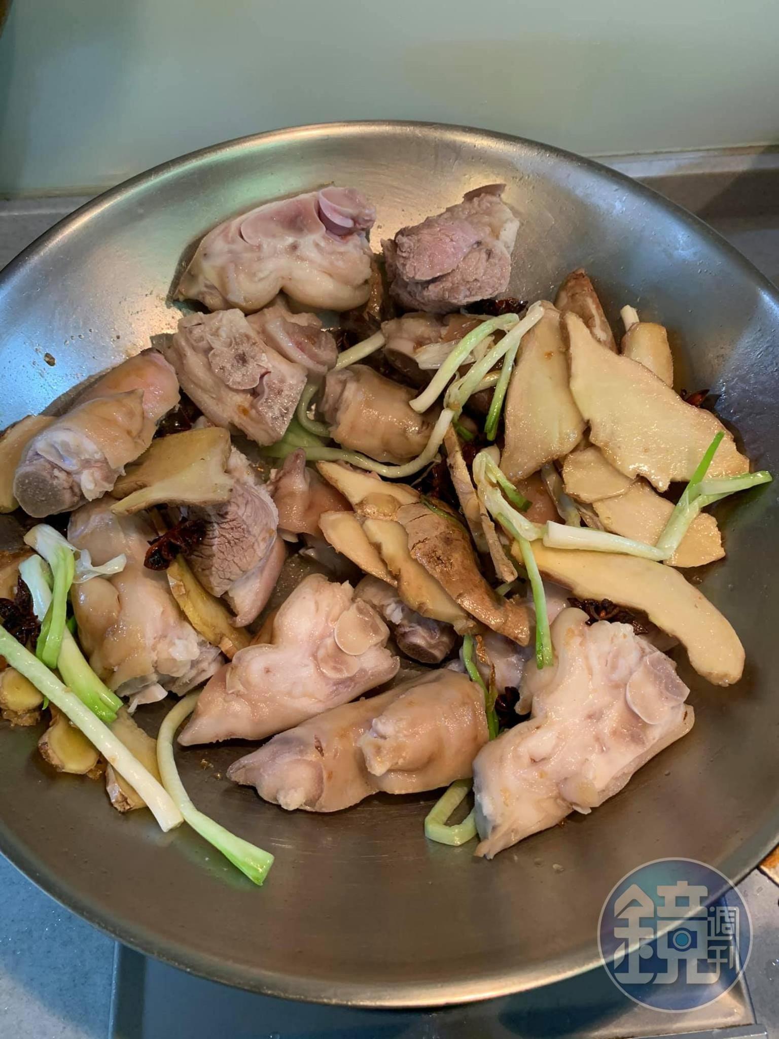 開始炒豬腳。