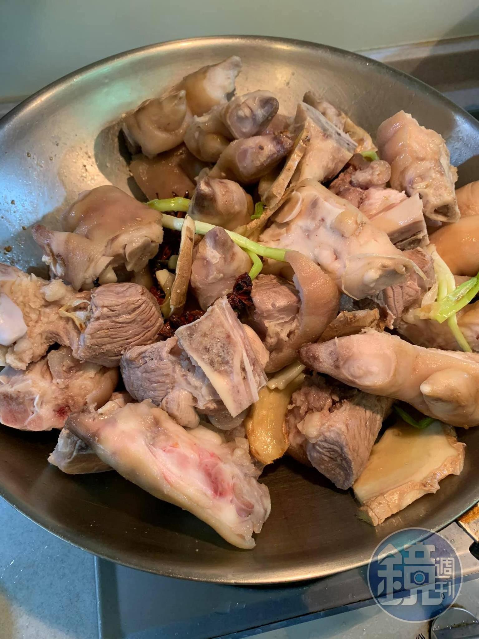 滿滿一鍋豬腳，炒的時候要有耐心。