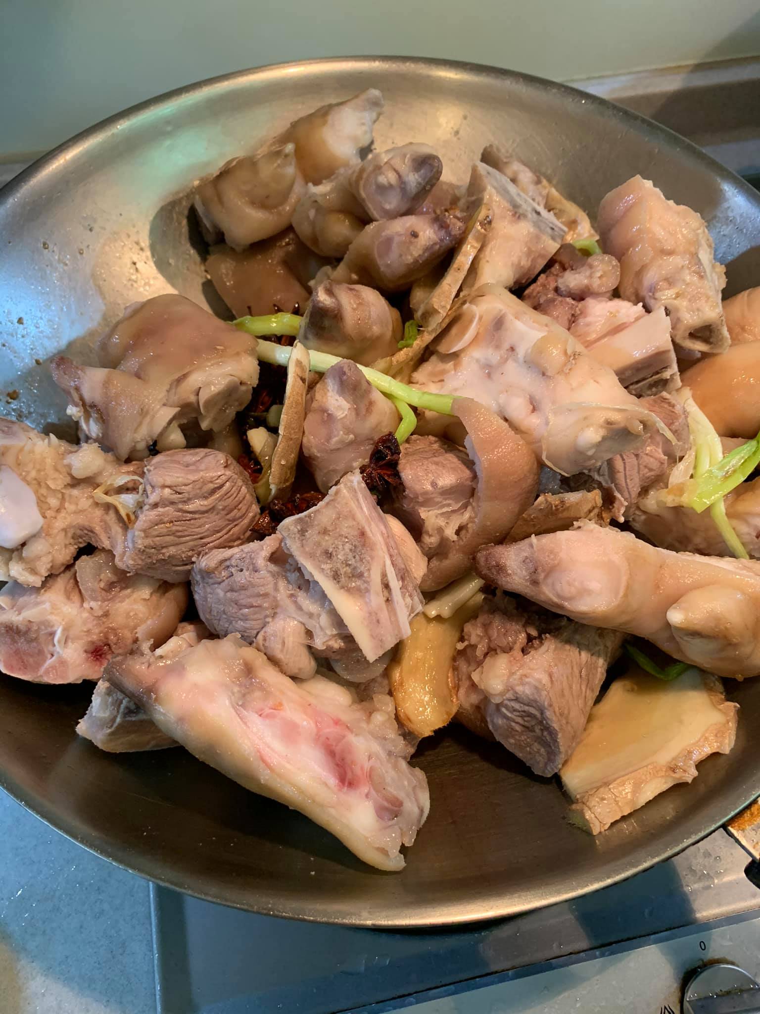滿滿一鍋豬腳,炒的時候要有耐心。