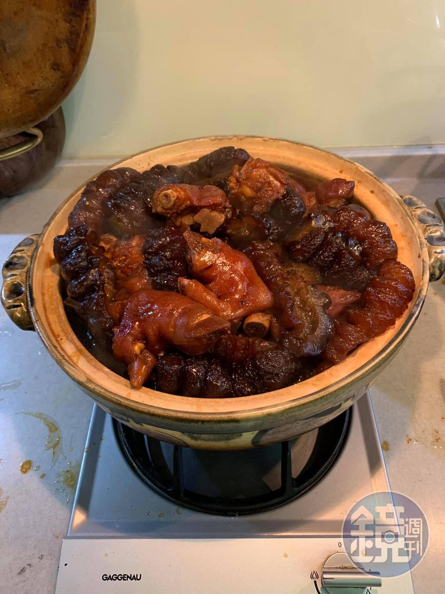 加入海參續滷20分鐘。