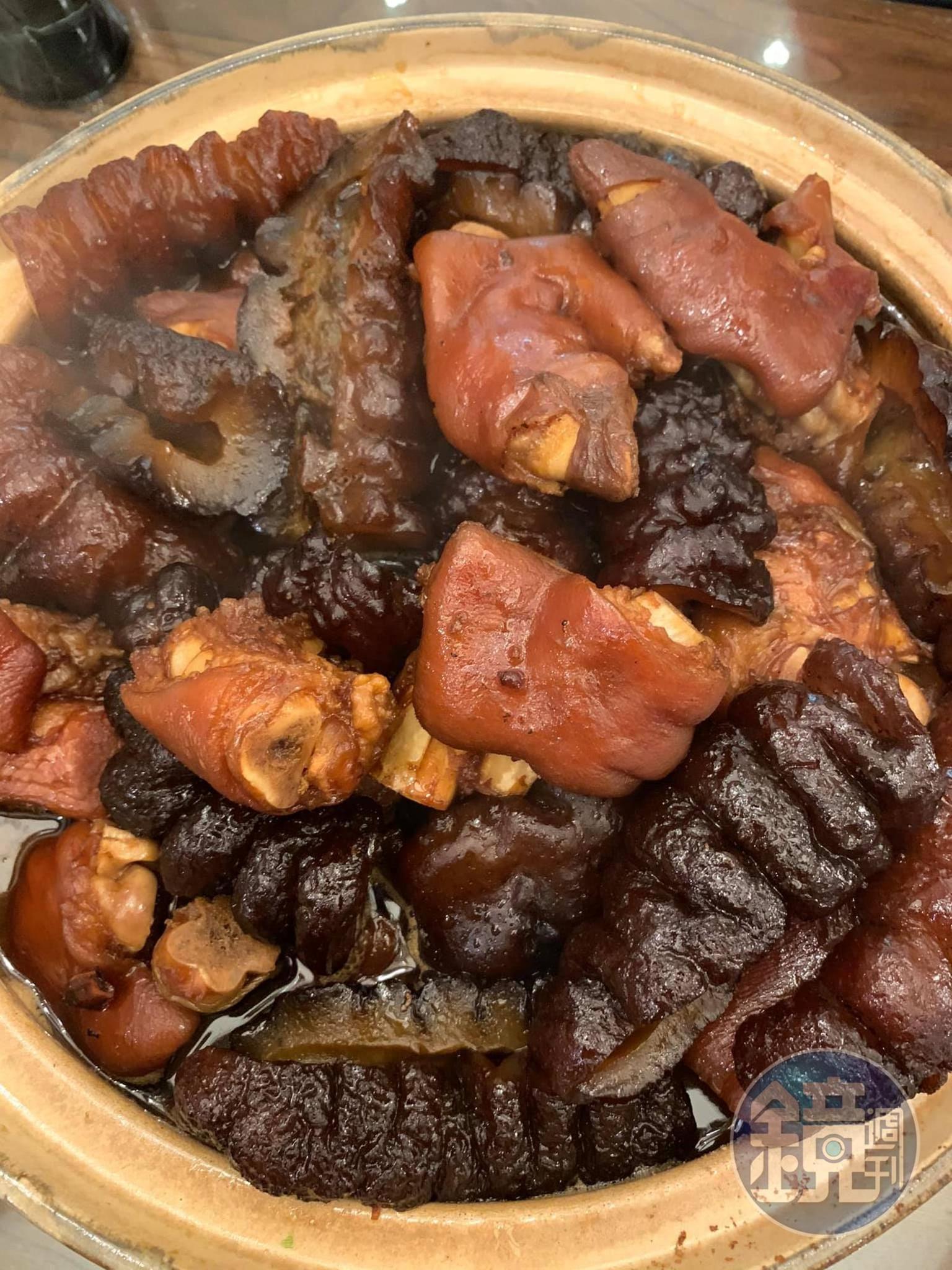 海參燉豬腳原鍋上桌。