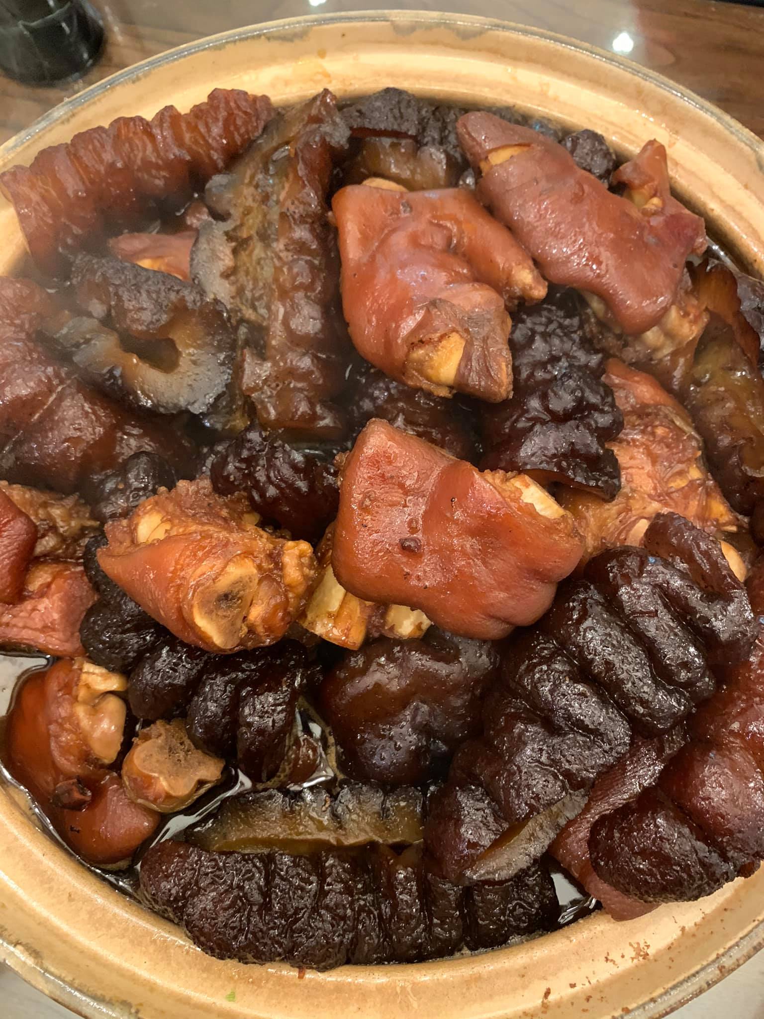 海參燉豬腳原鍋上桌。