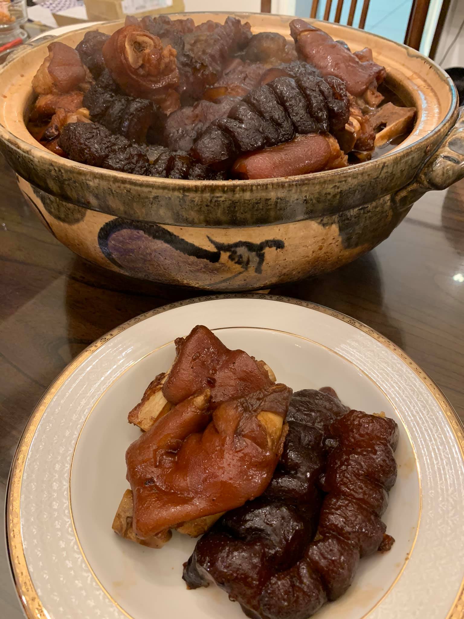 豐盛的海參燉豬腳,膠原蛋白全餐,連吃幾支也不膩,我居然忍住沒吃白飯。