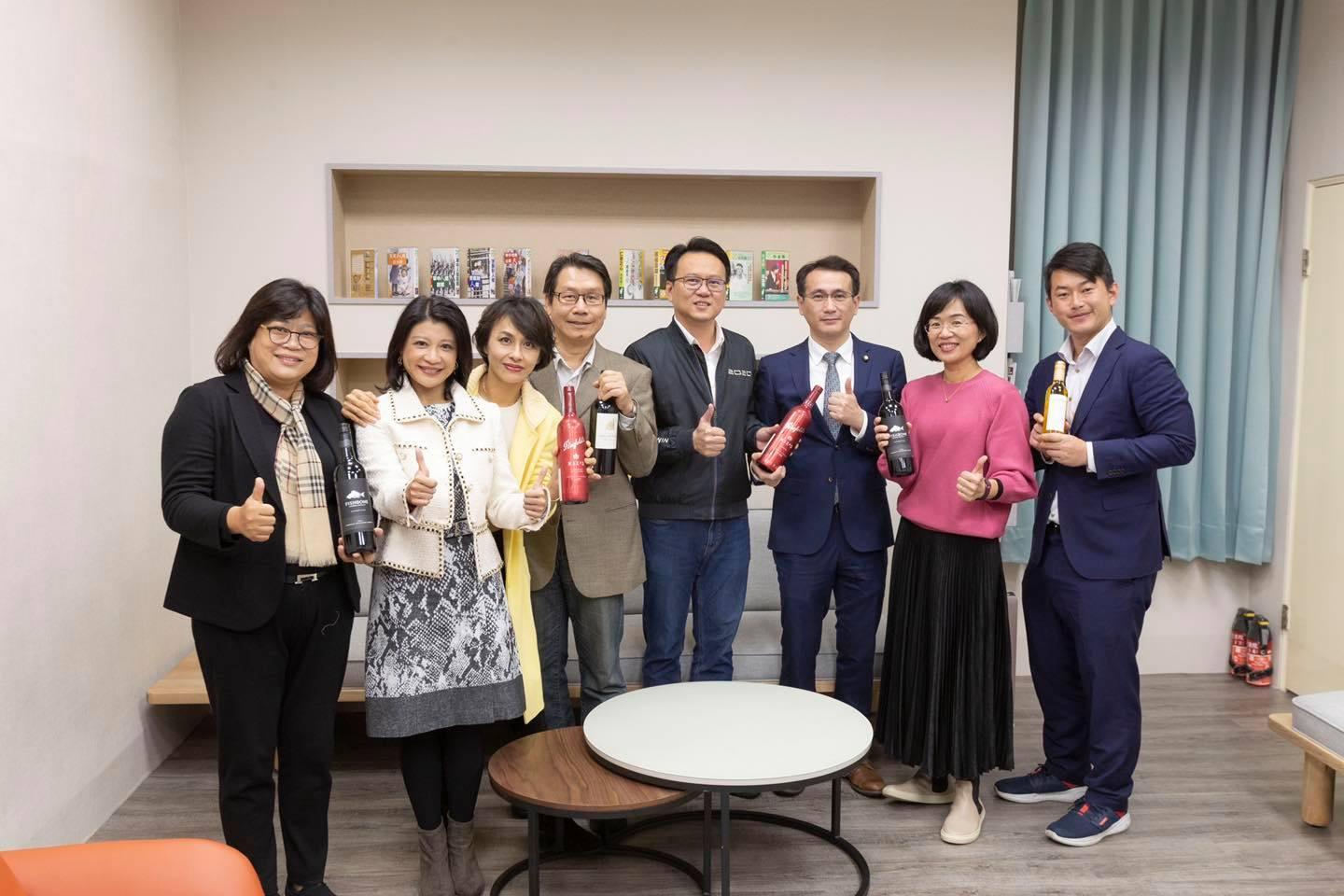 邱議瑩於臉書po文,呼籲大家購買澳洲葡萄酒「抵抗專制」。(翻攝自邱議瑩臉書)