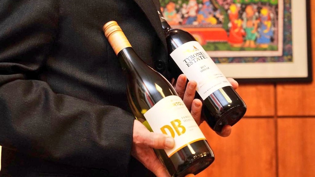 我外交部於推特po出澳洲葡萄酒照，並強調我們會與澳洲站在一起。（翻攝自外交部推特）