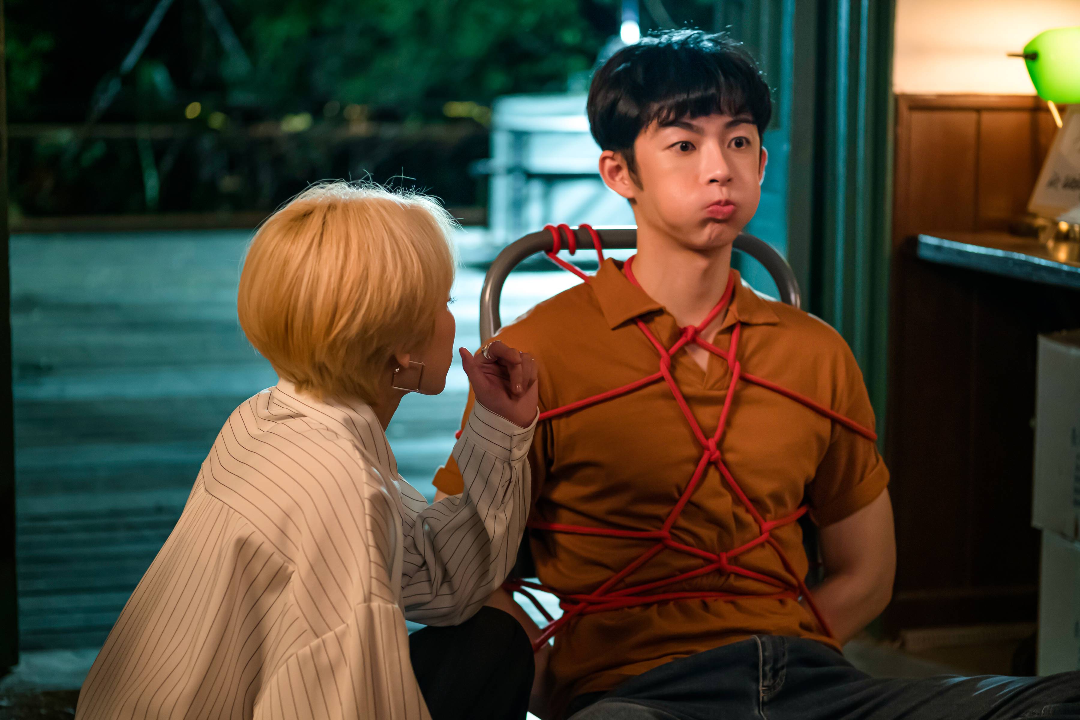 陳加恩在戲中把蕭子墨綁縛令人想起《格雷的五十道陰影》中，刺激的SM玩法。（双喜電影提供）