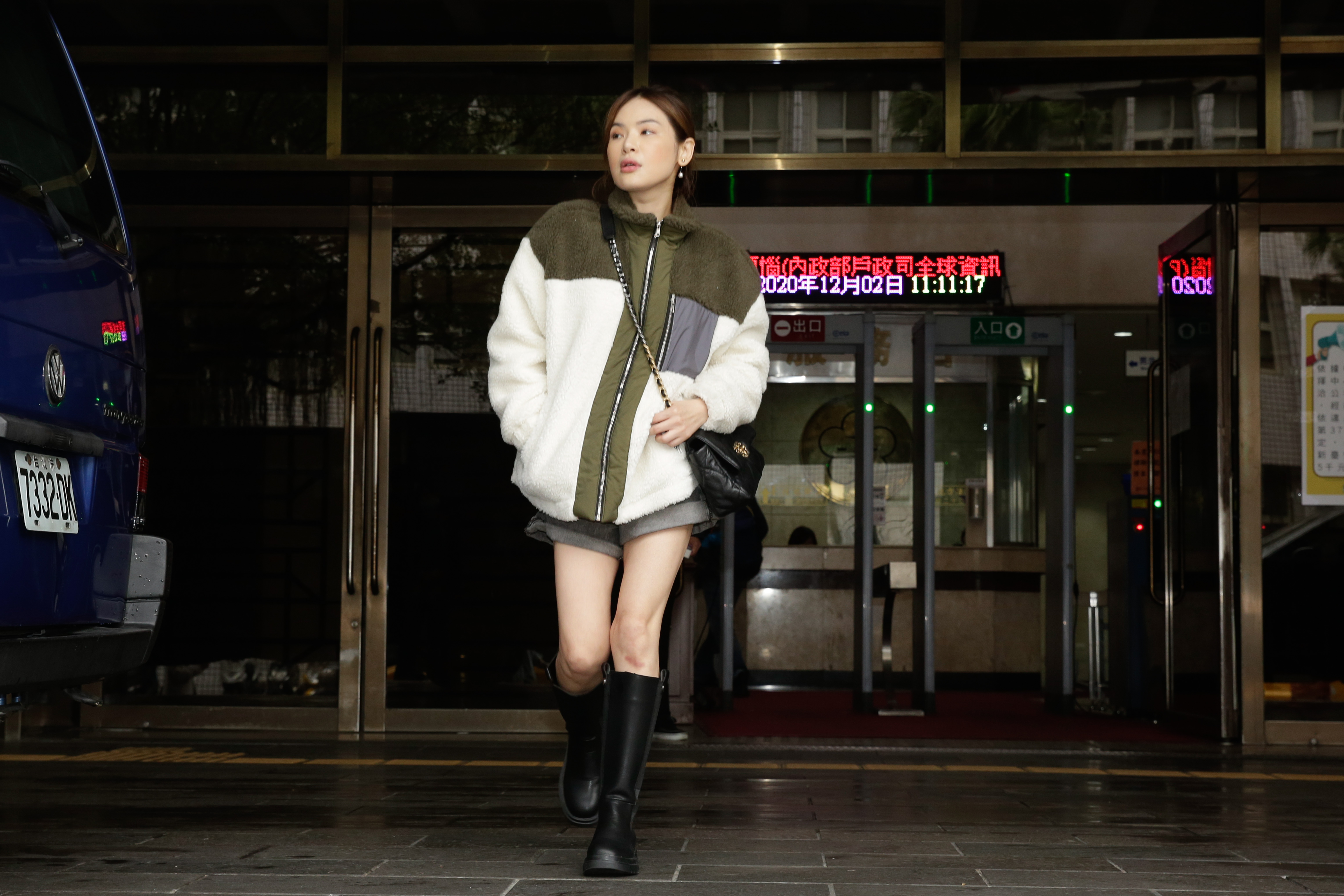 陳沂不顧旁人眼光，在法院階梯前自顧自地走秀起來。