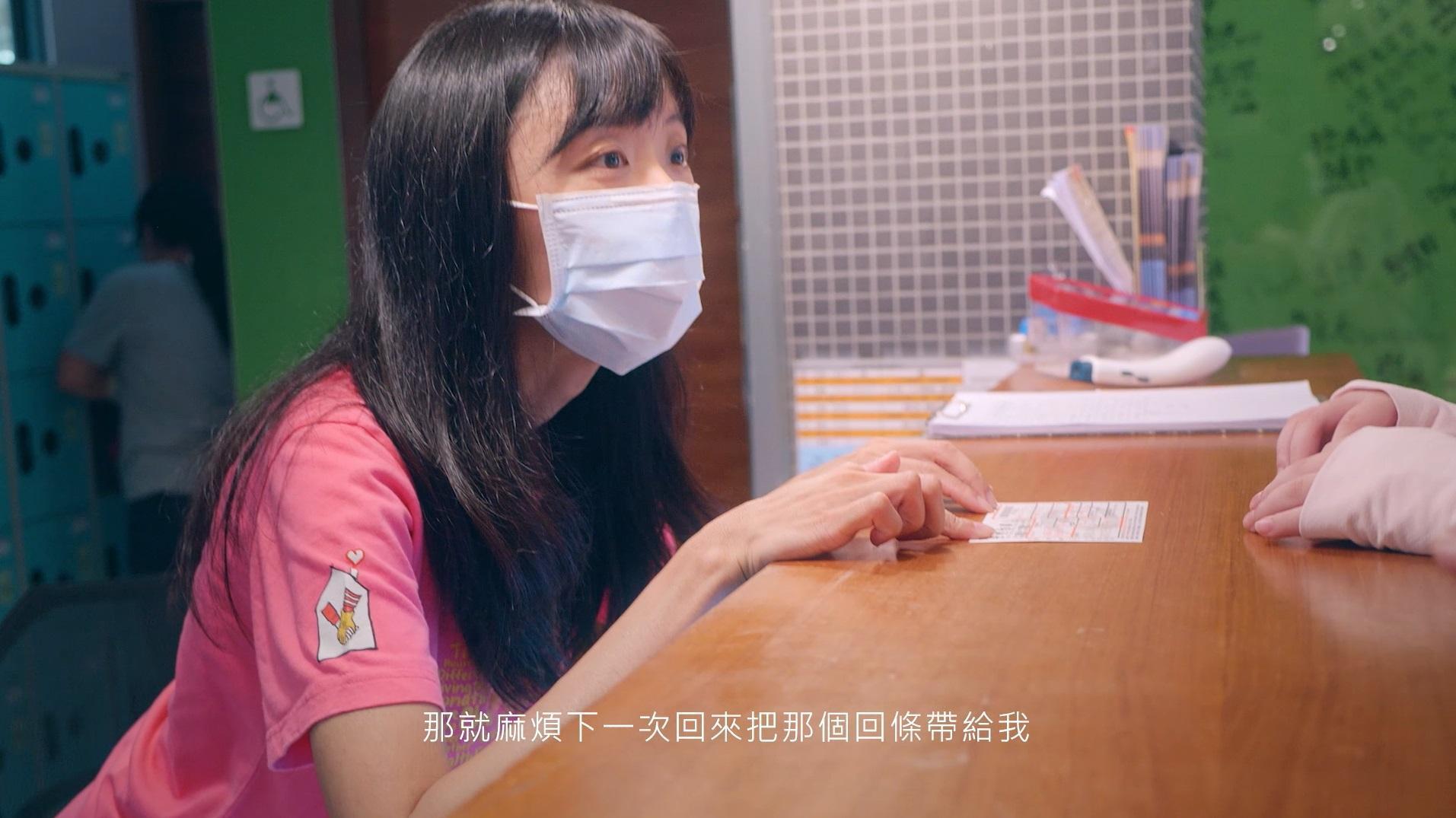 在麥當勞叔叔之家志工服務4年,同時有一份有收入的兼職工作,對羲齡而言,這兩種角色轉換是很棒的生活平衡。(圖片/擷取自麥當勞叔叔之家志工影片)