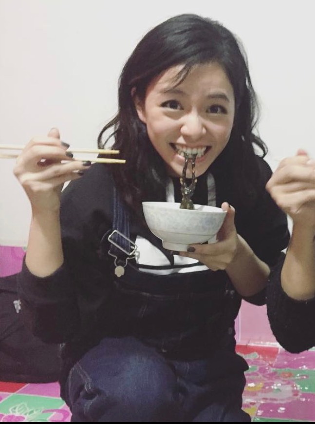 為了刺激收視，宋芸樺在頻道吃下最怕的田雞。（樺麗探險提供）