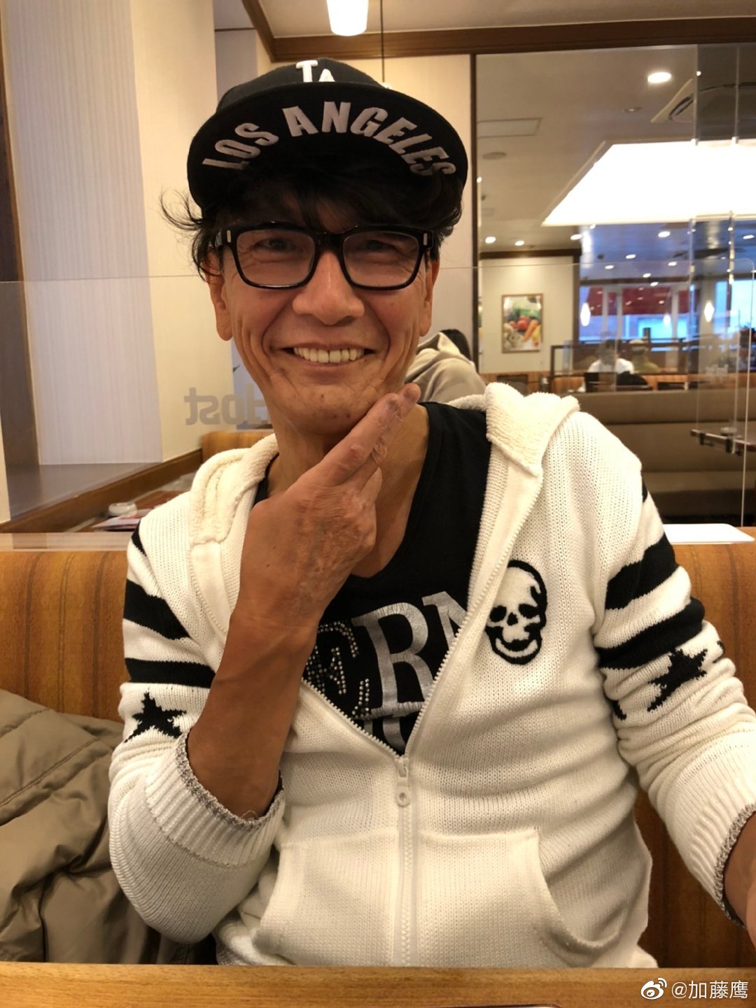 加藤鷹近日po出近照，手指發黑狀態改善，但有粉絲留言：「金手指有點萎縮了」。（翻攝加藤鷹微博）