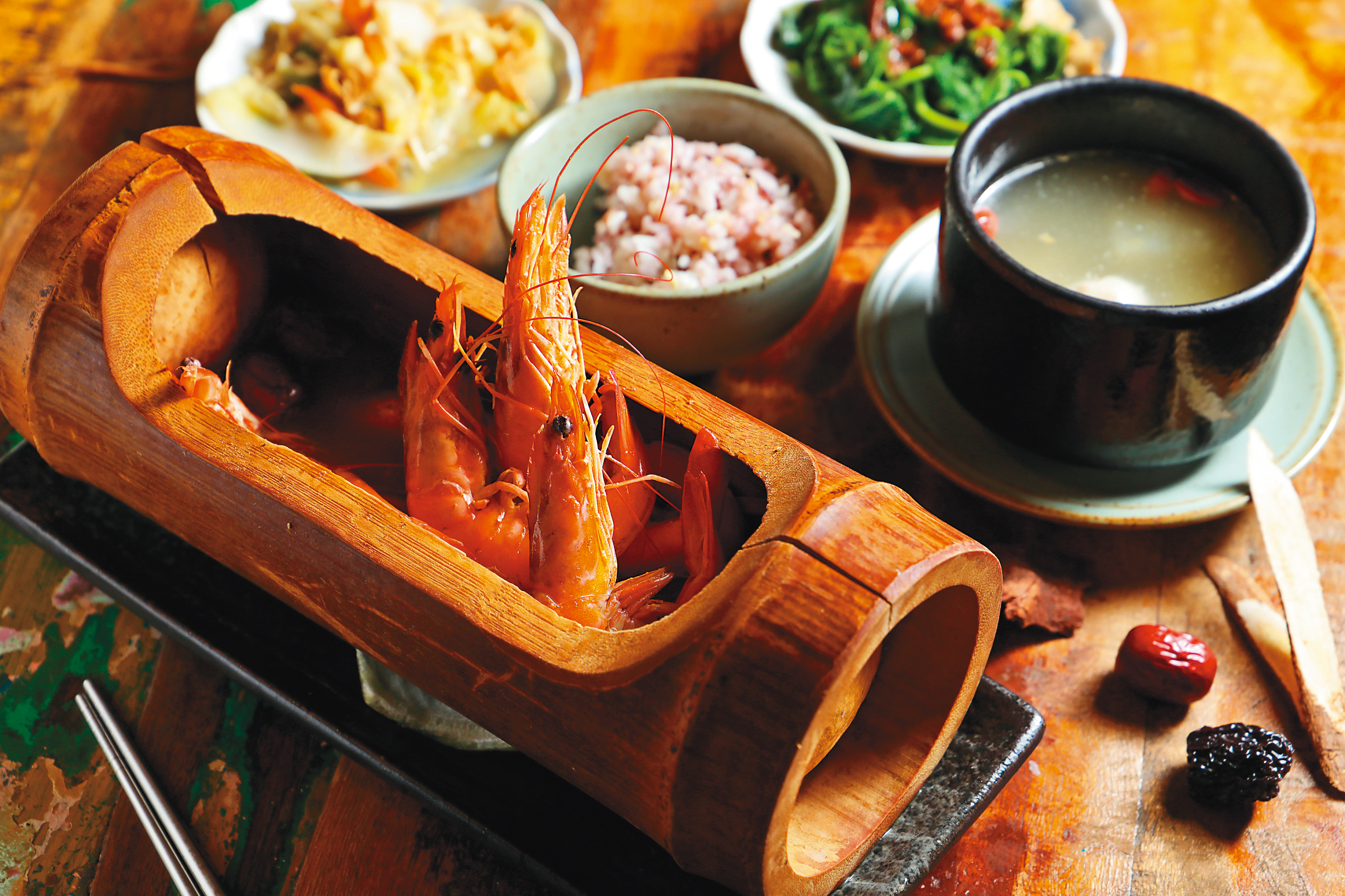 「心宜草堂」以中藥入菜，連海鮮都能加入藥膳卻不失原本鮮味，圖為「紅棗醉蝦」（389元／份）。