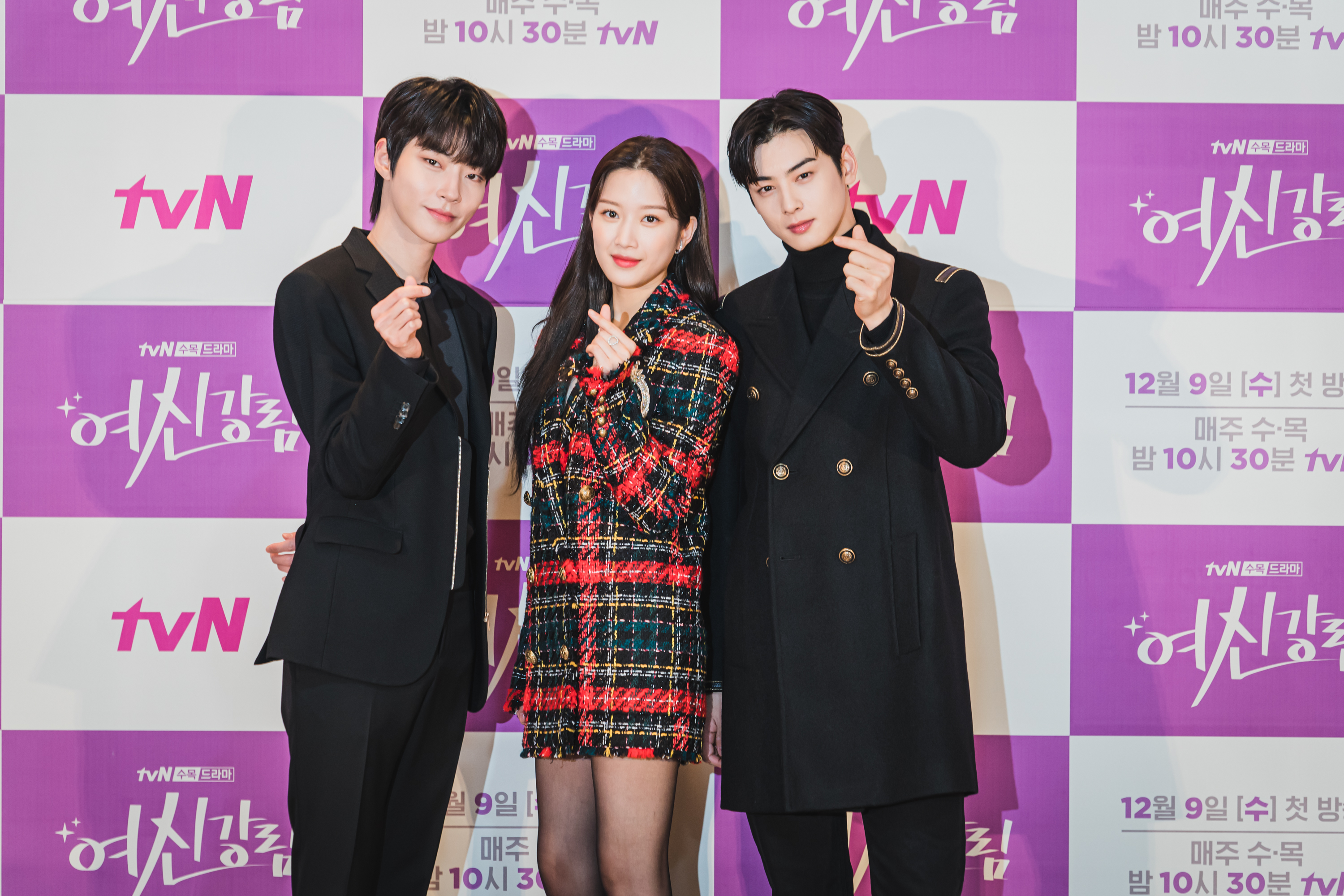 知名網漫改編的同名韓劇《女神降臨》由車銀優（右）與文佳煐（中）主演，下個月要滿30歲的黃仁燁（左）笑說很珍惜穿高中制服的機會。（friDay影音提供）