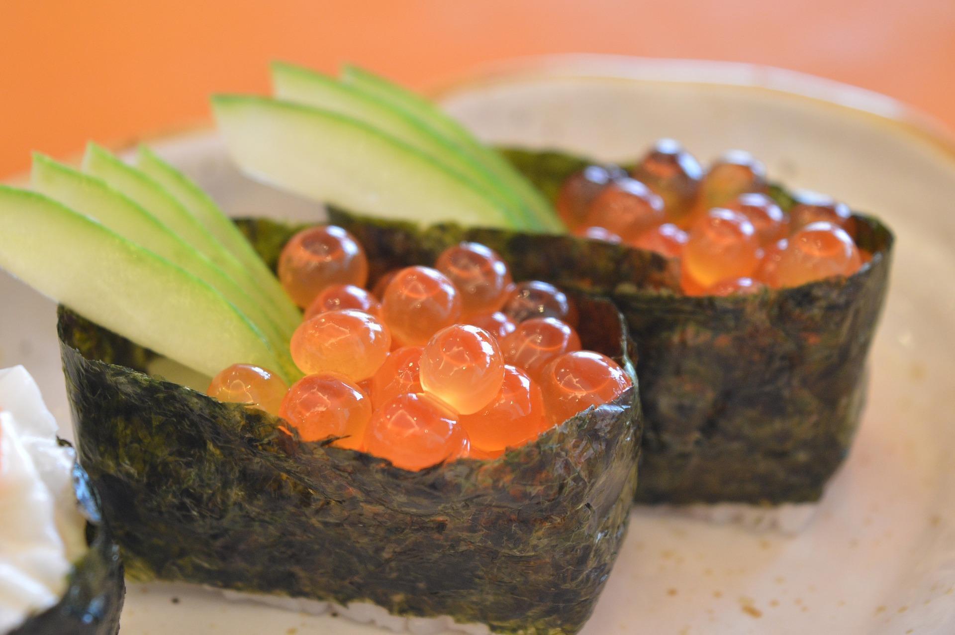 一顆顆橘紅色晶瑩剔透的鮭魚卵，是日本料理常出現的高級食材。（示意圖，Pixabay）