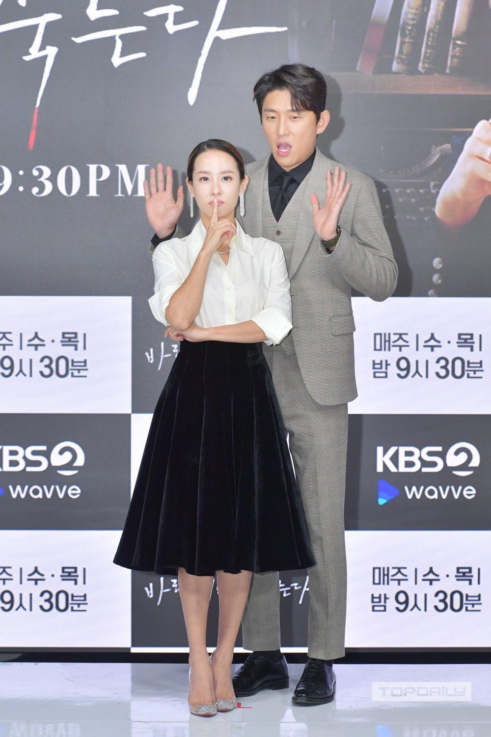 曹如晶(左)和高俊2人首次合作,高俊透露聽到曹如晶接演立刻點頭答應演出。(翻攝自KBS)