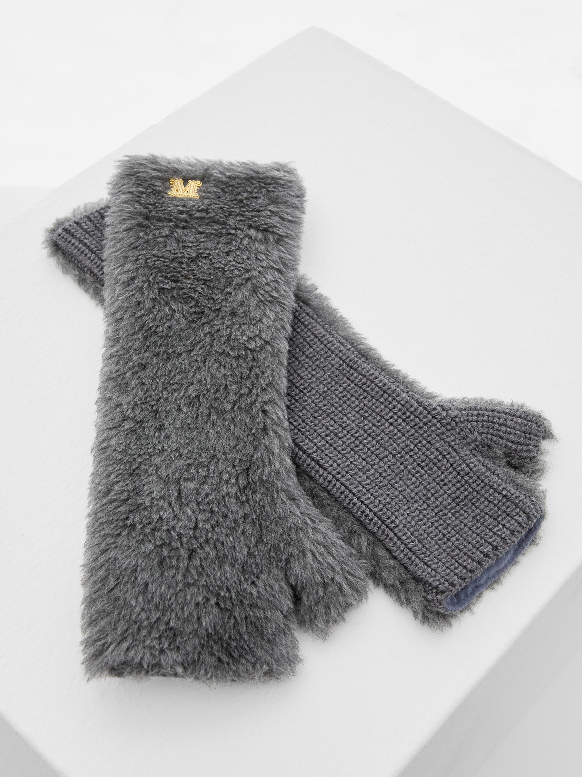 Treasure Island系列Muff Teddy手套。NT7,800(華敦提供)
