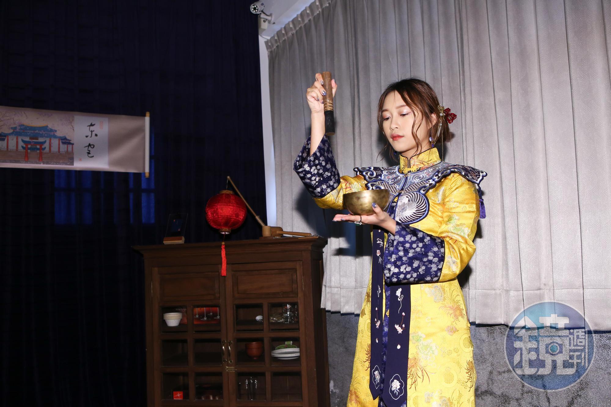 吳優飾演「孟婆」,帶領觀眾從今世走入來生。