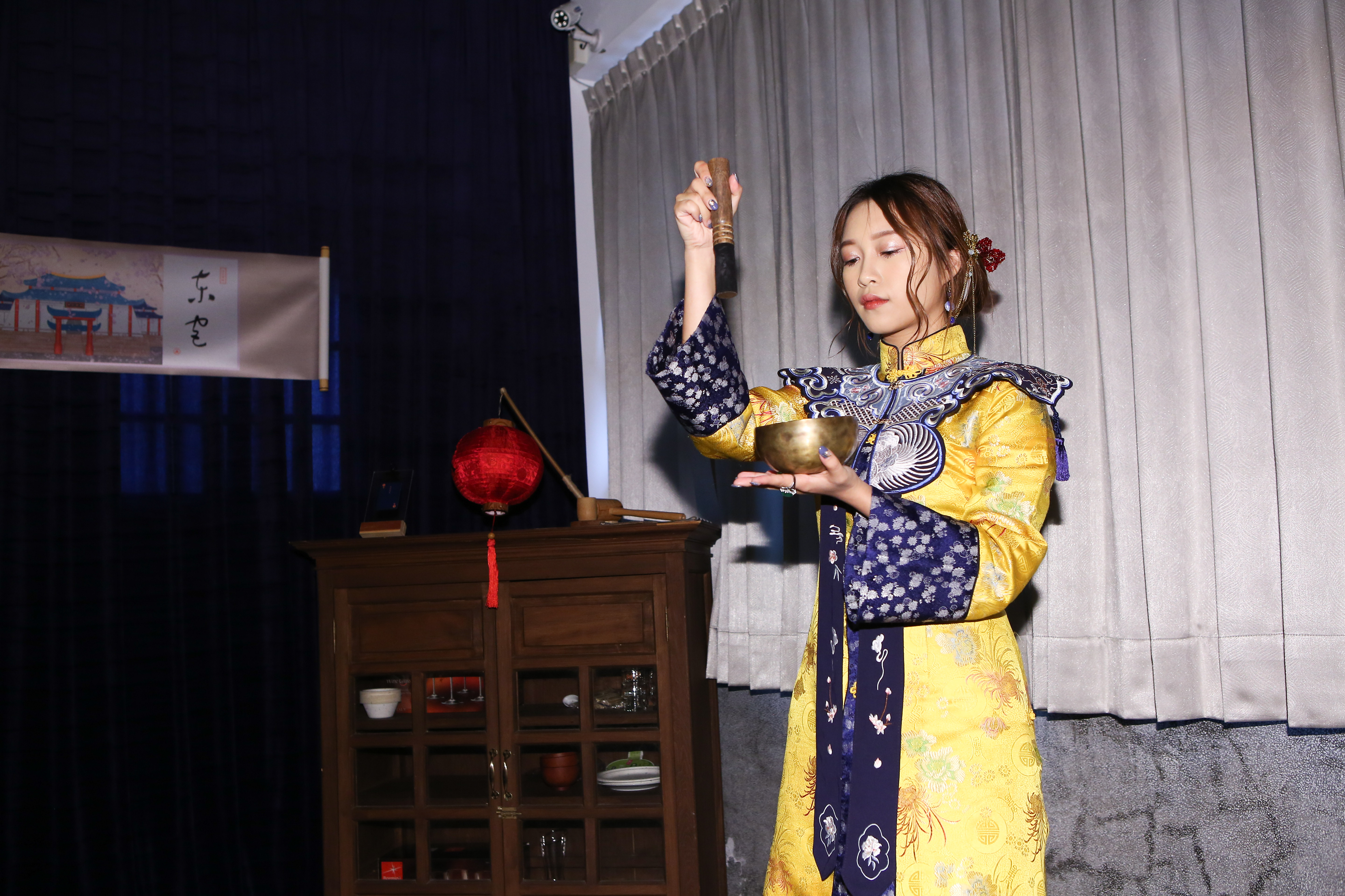 吳優飾演「孟婆」,帶領觀眾從今世走入來生。
