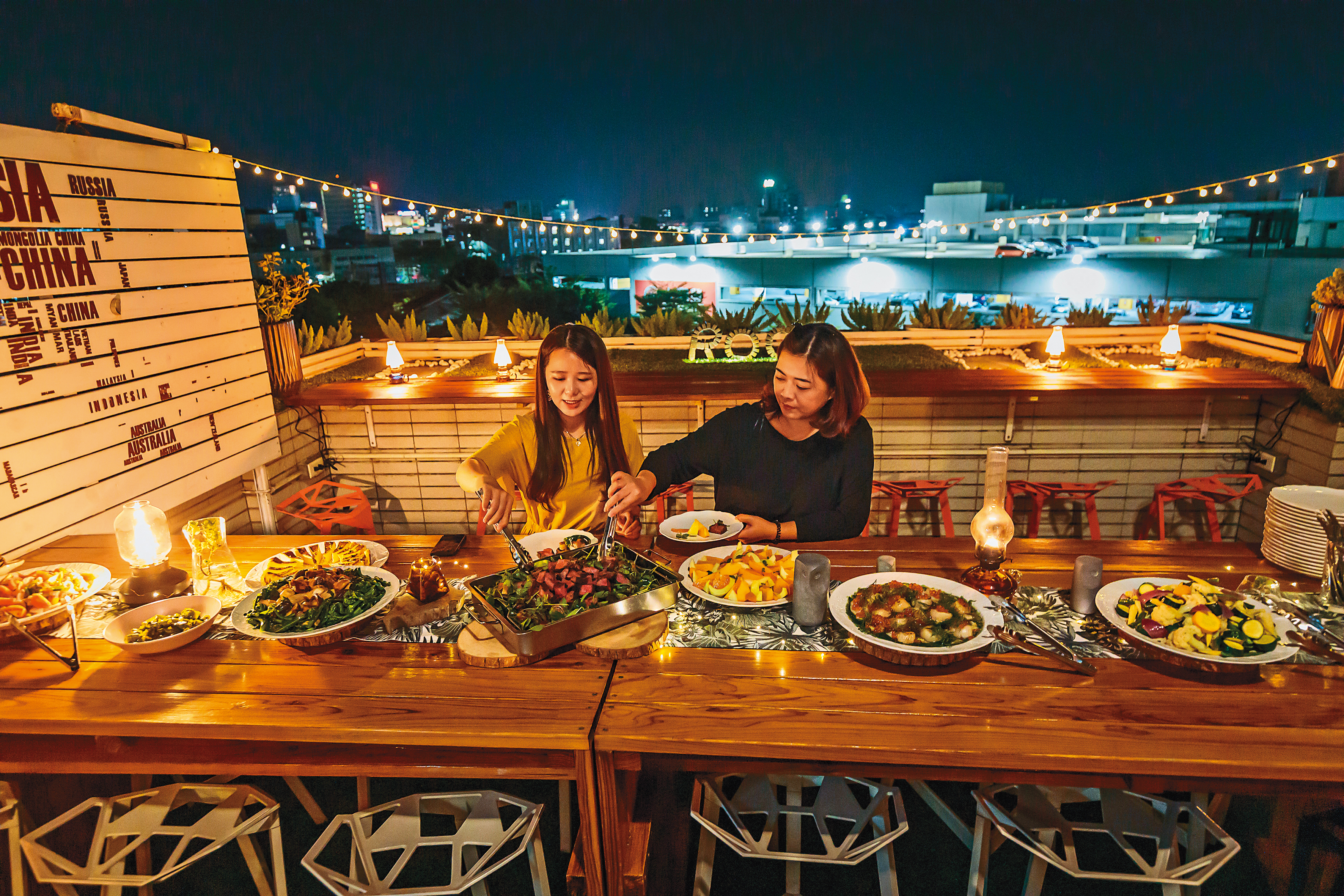 「ROOF」最獨特的地方是在陽台用餐，可瞭望嘉義市區夜景。