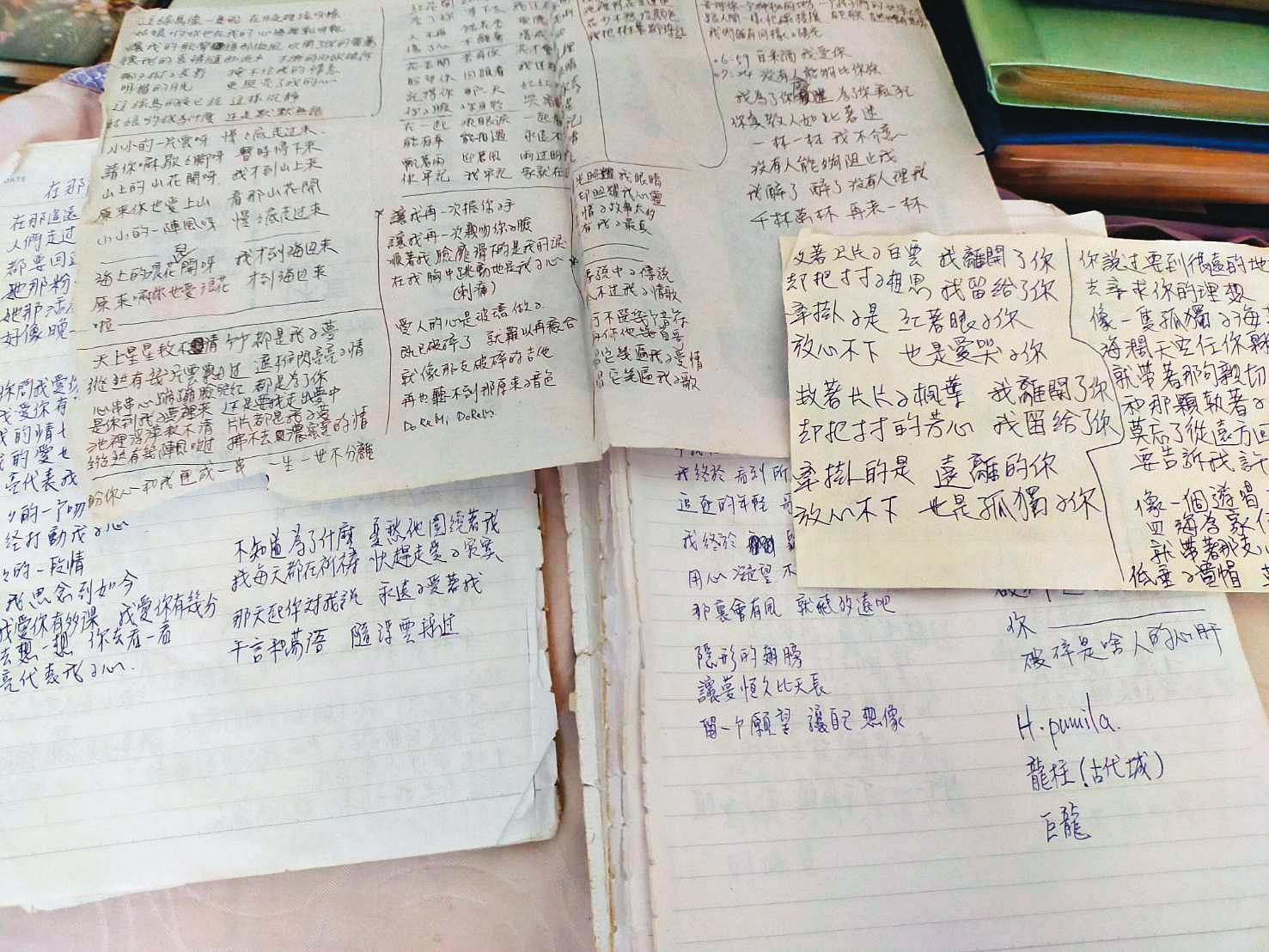左先生每天都唱1小時的歌哄女友入睡,也養成手抄歌詞的習慣。(左先生提供)