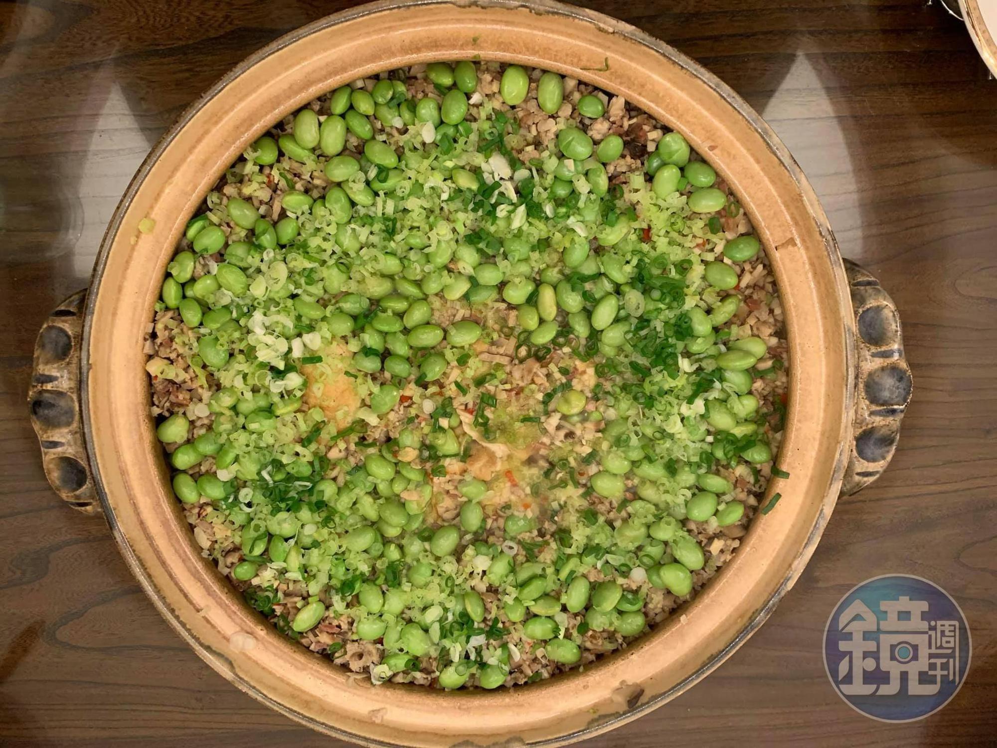 在白先勇老師的親戚家吃到美味的「雞湯燴臭豆腐」，馬上追問掌廚的劉大哥怎麼做這道菜。