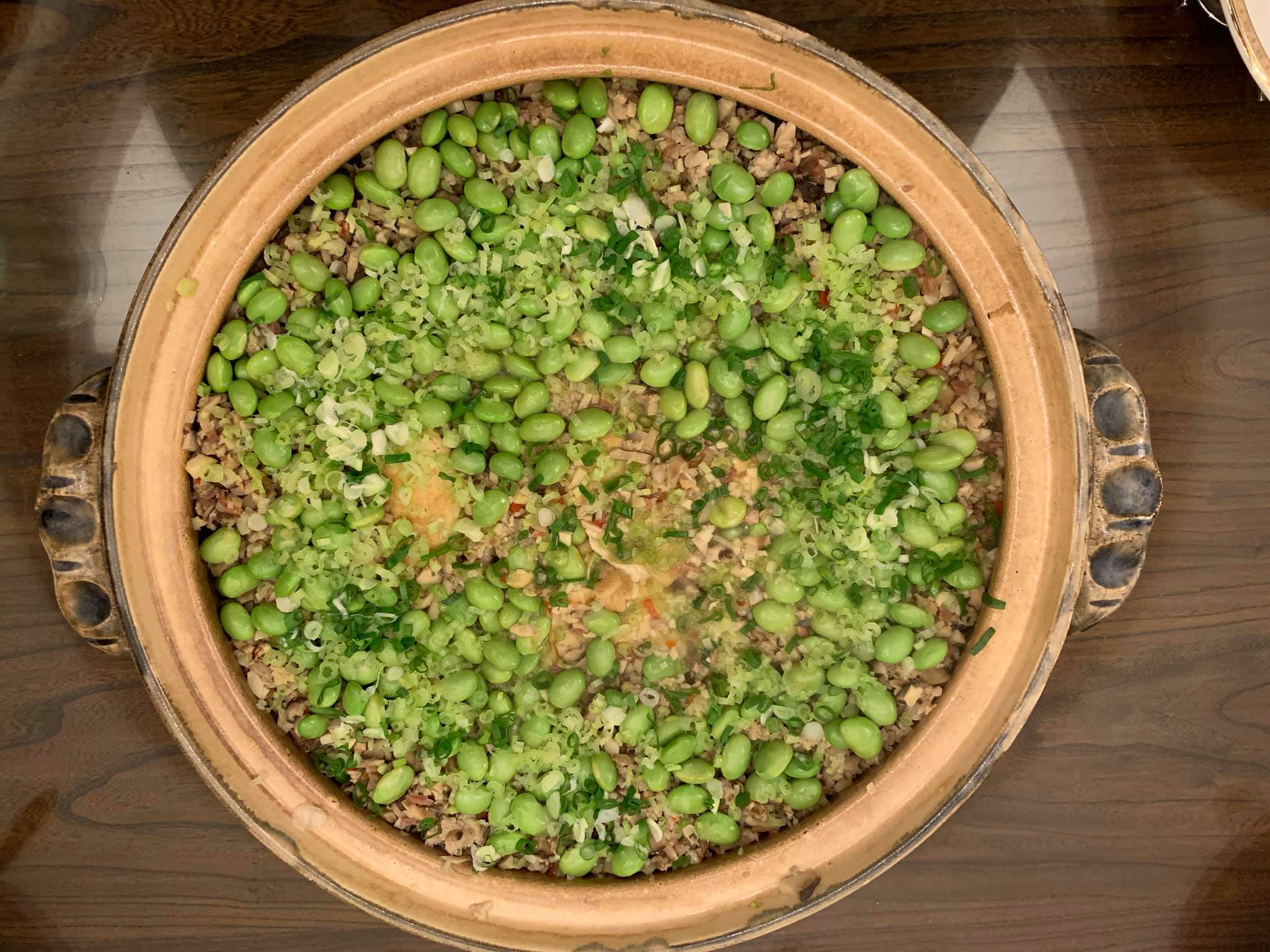 在白先勇老師的親戚家吃到美味的「雞湯燴臭豆腐」，馬上追問掌廚的劉大哥怎麼做這道菜。