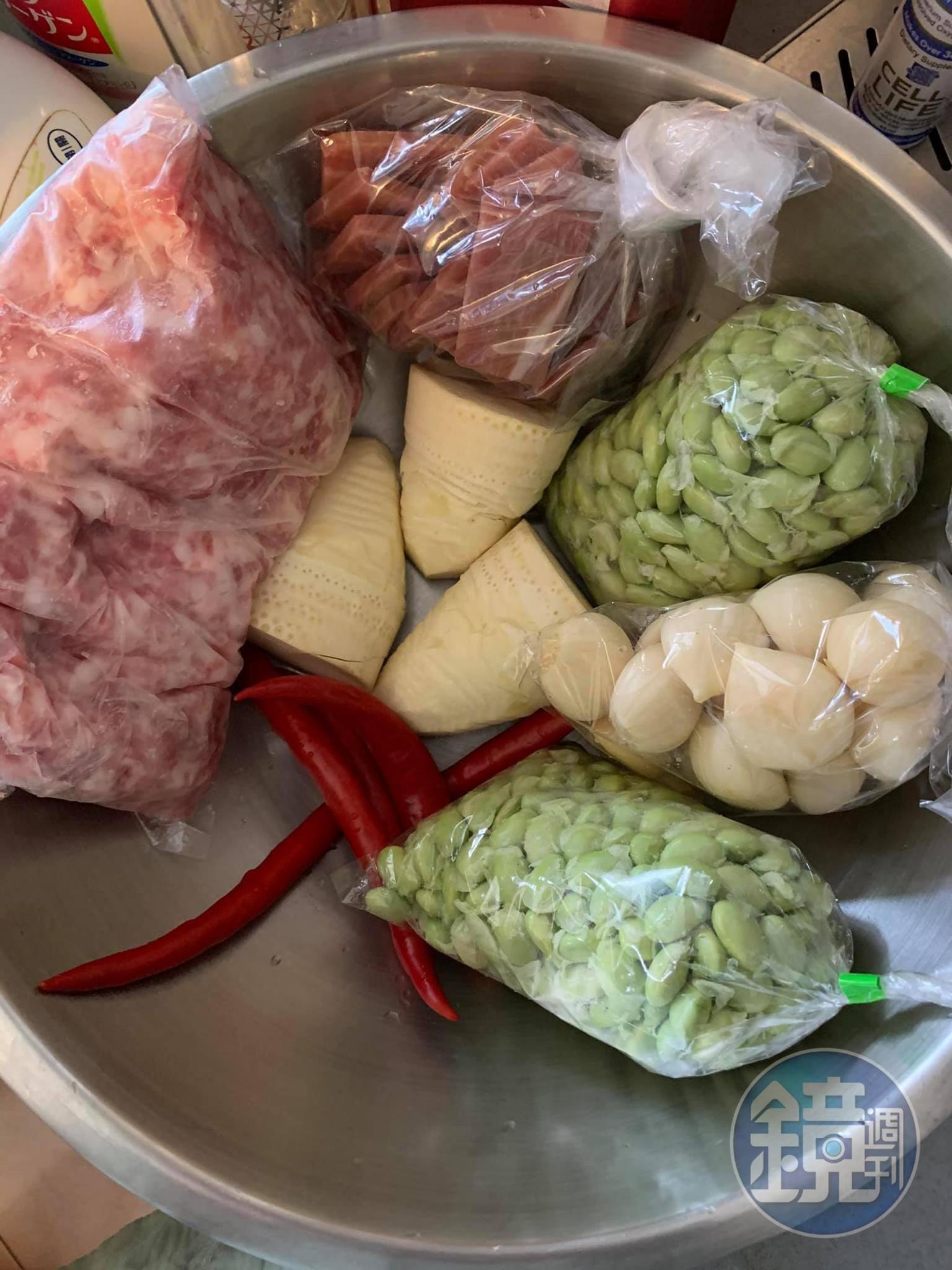 炒料用的備料都在這兒了。
