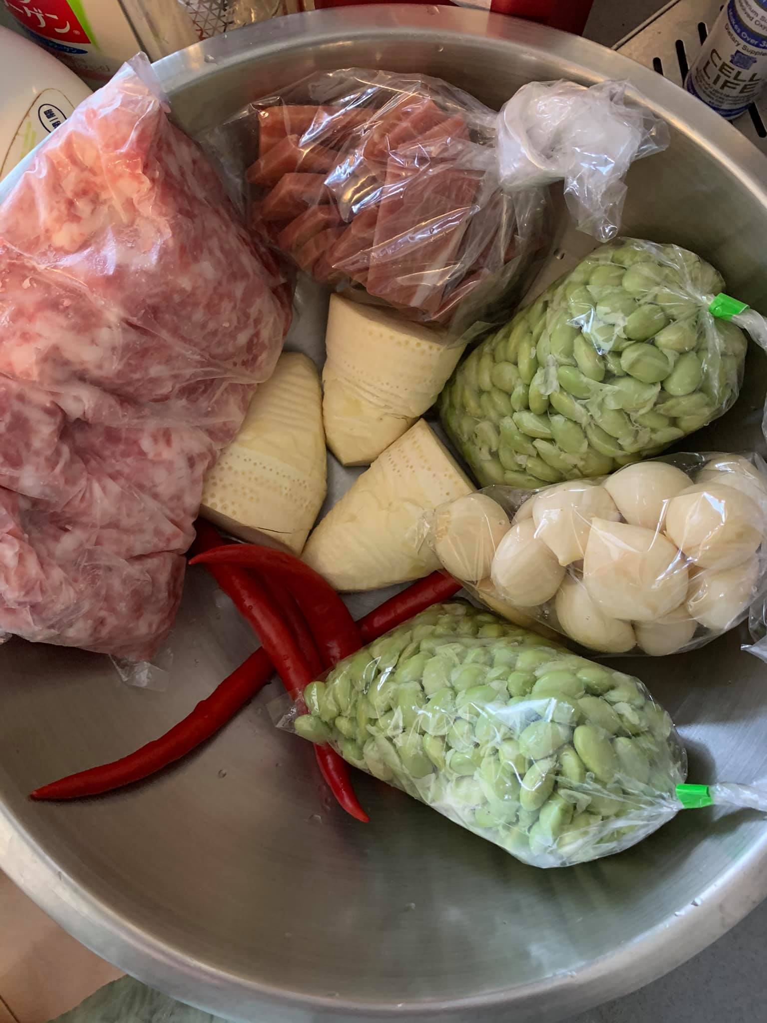 炒料用的備料都在這兒了。