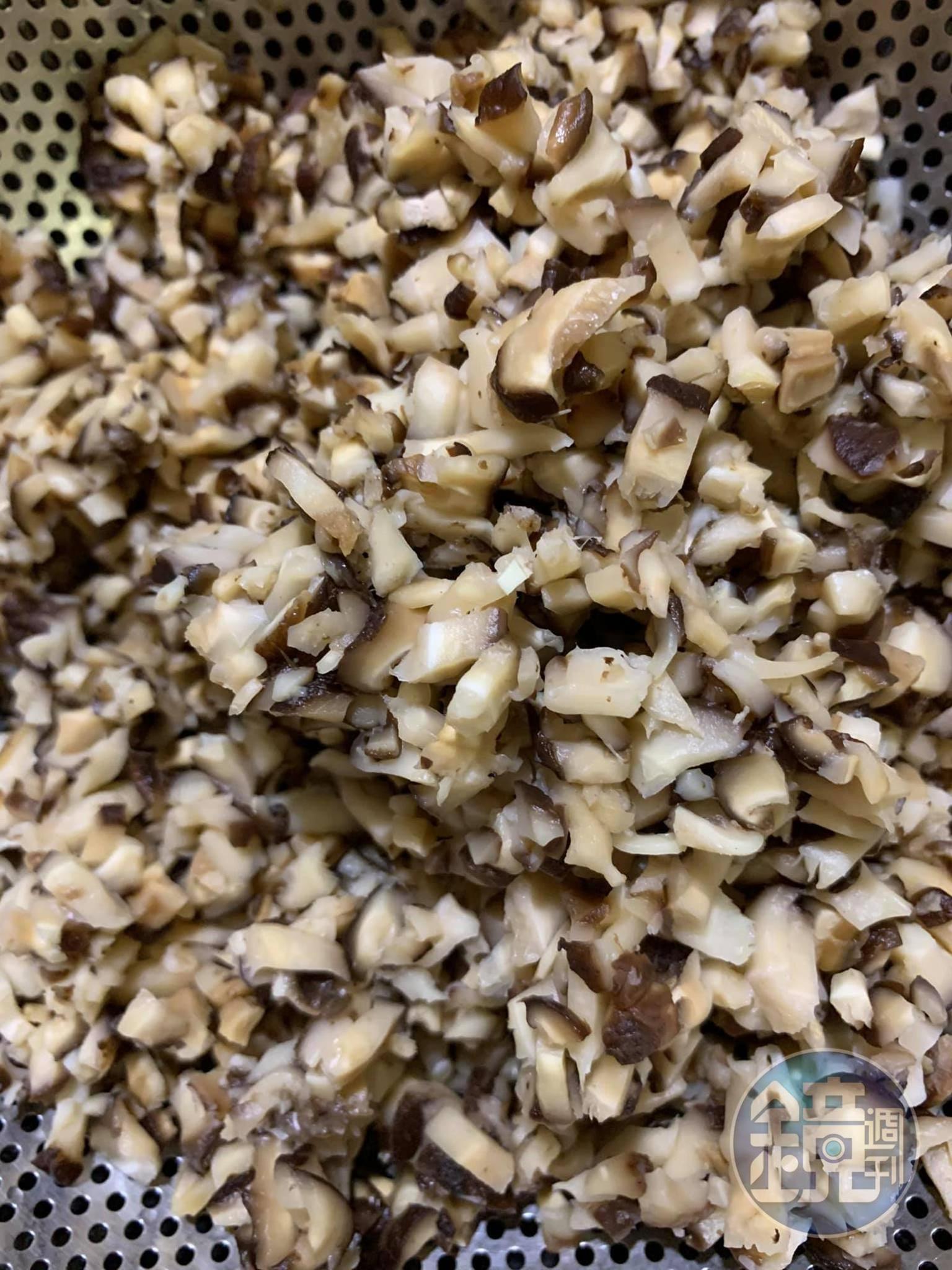 香菇泡水後切丁。