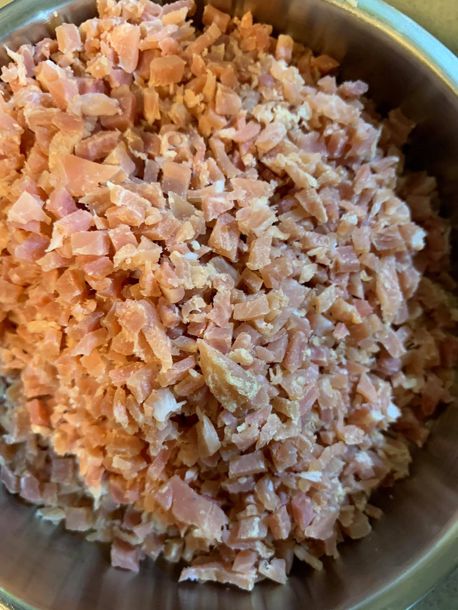 火腿肉切小丁後，汆燙去鹹味。