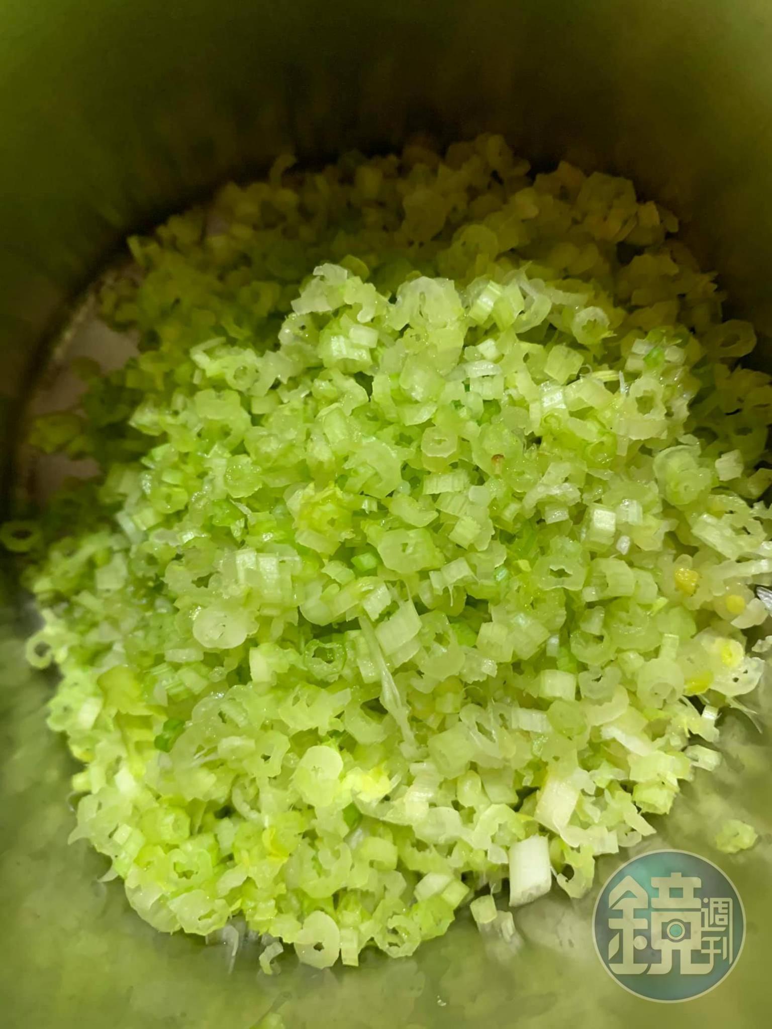 芹菜切末。