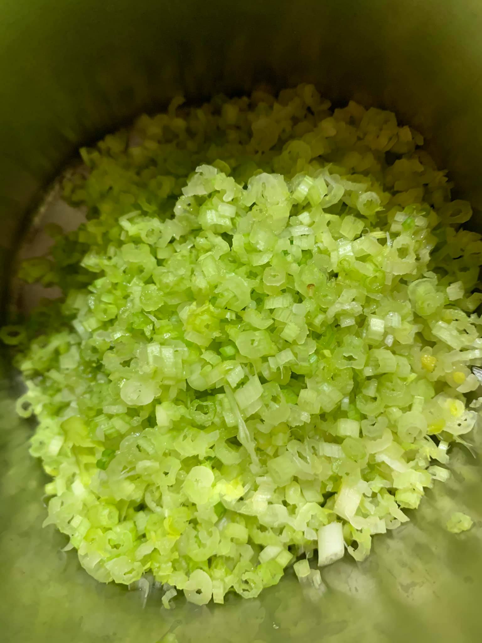 芹菜切末。