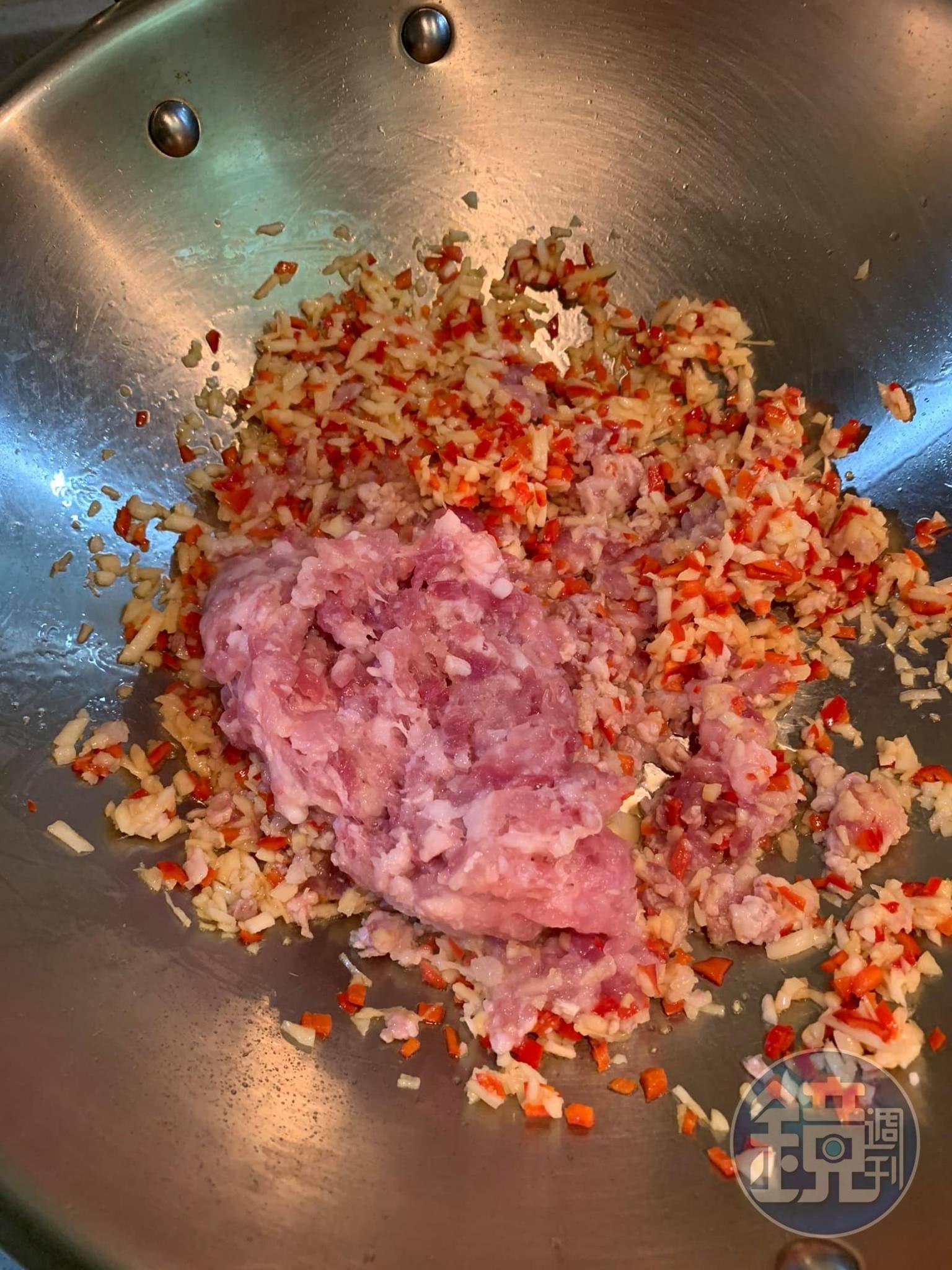 炒鬆肉末。