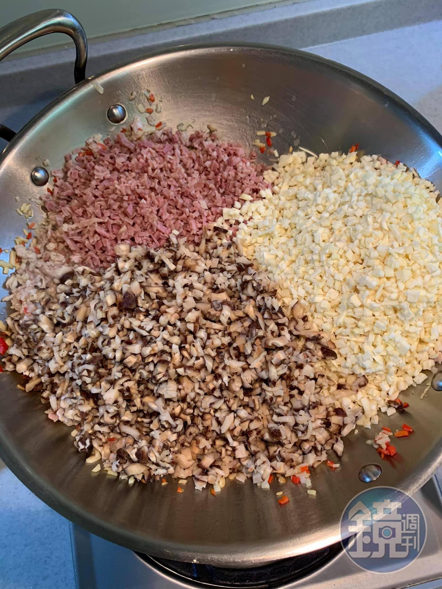 火腿、香菇、冬筍，三丁入鍋同炒。