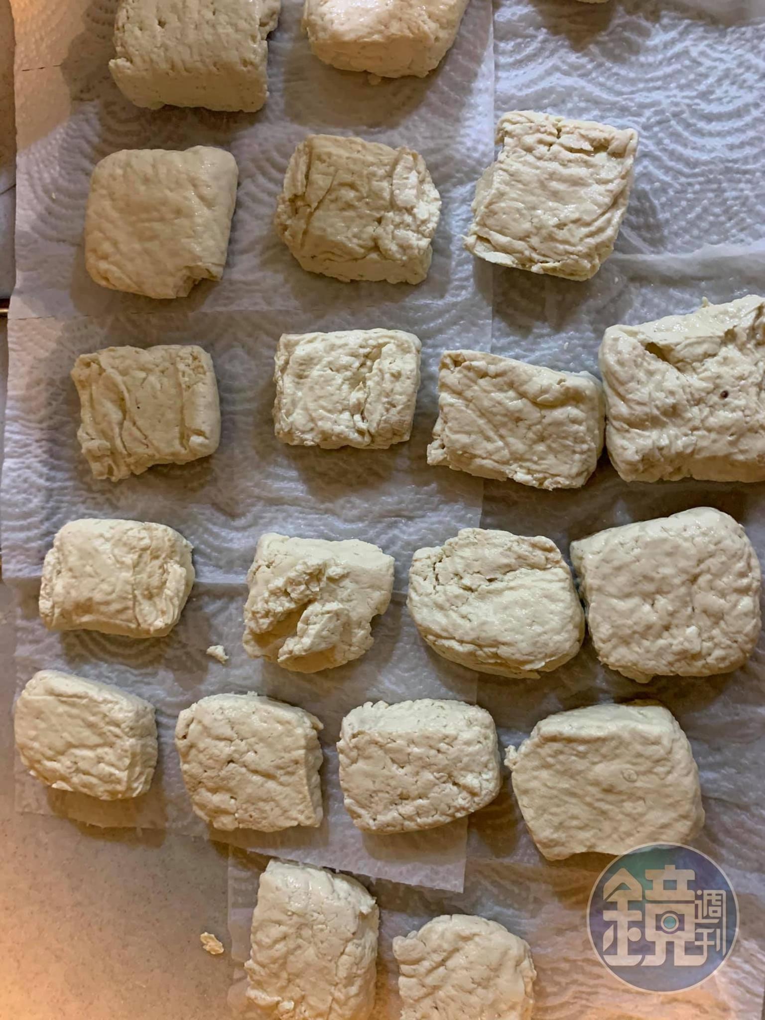 臭豆腐漂水後擦乾。
