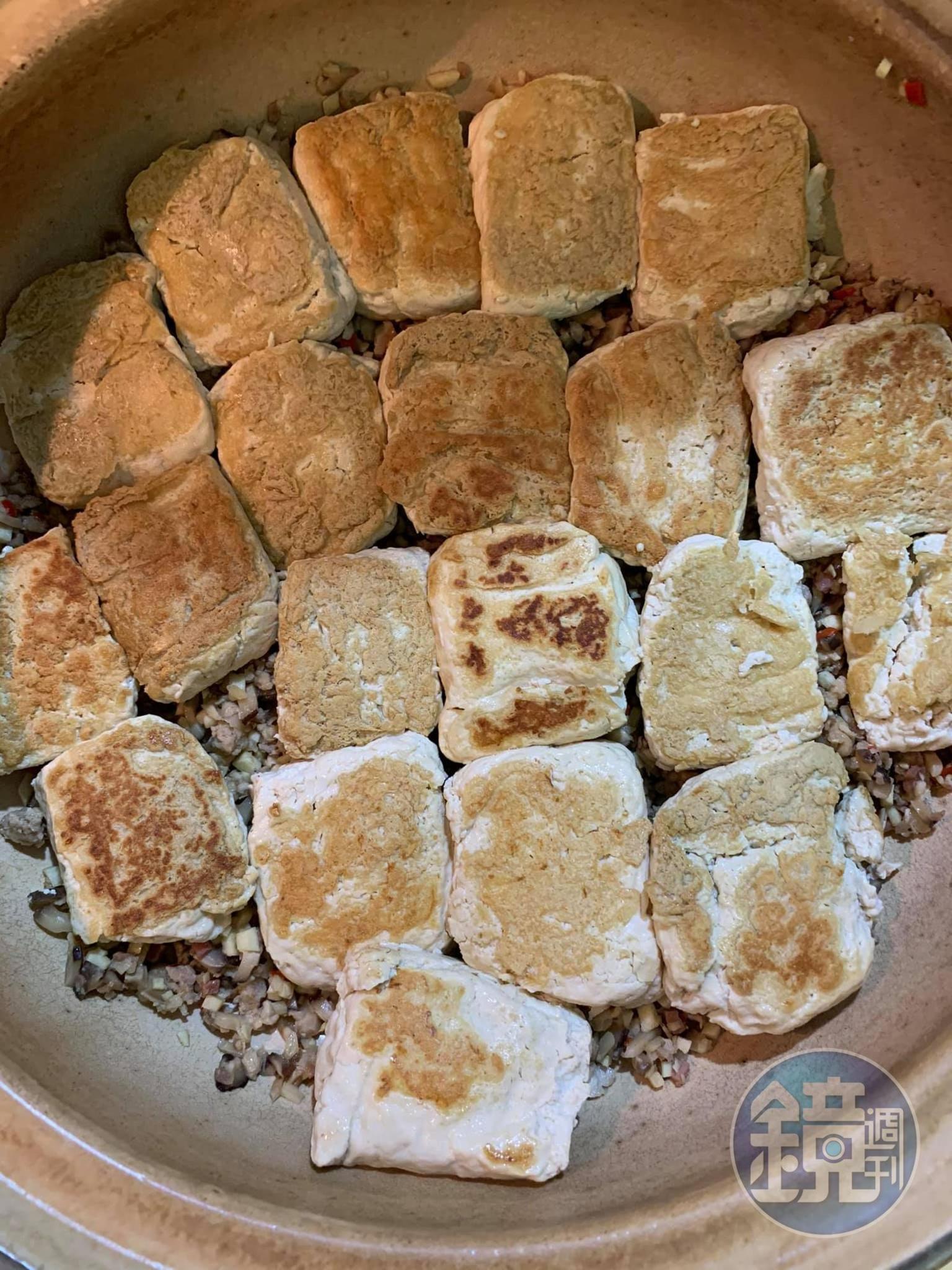 將臭豆腐排入砂鍋。