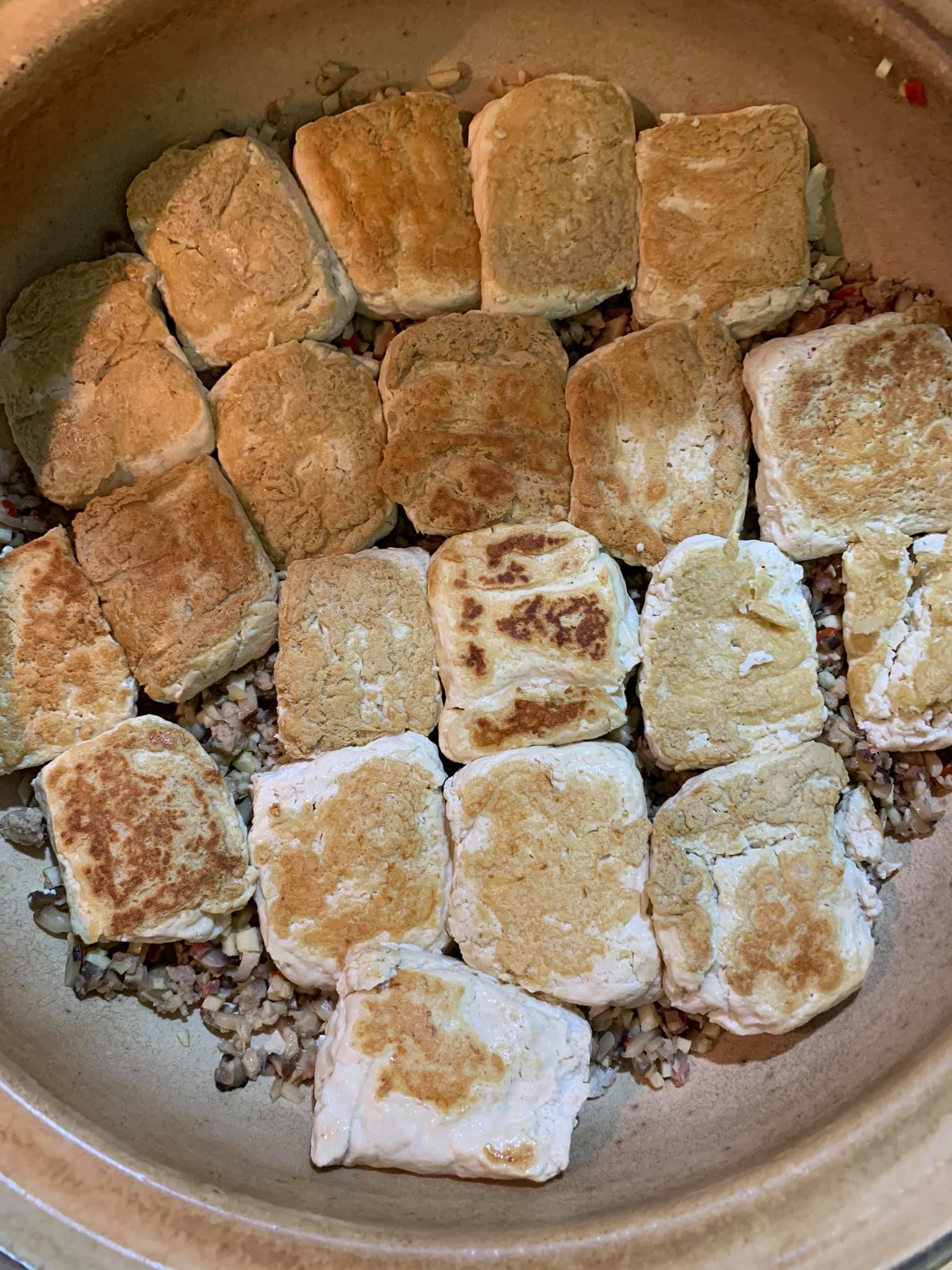將臭豆腐排入砂鍋。