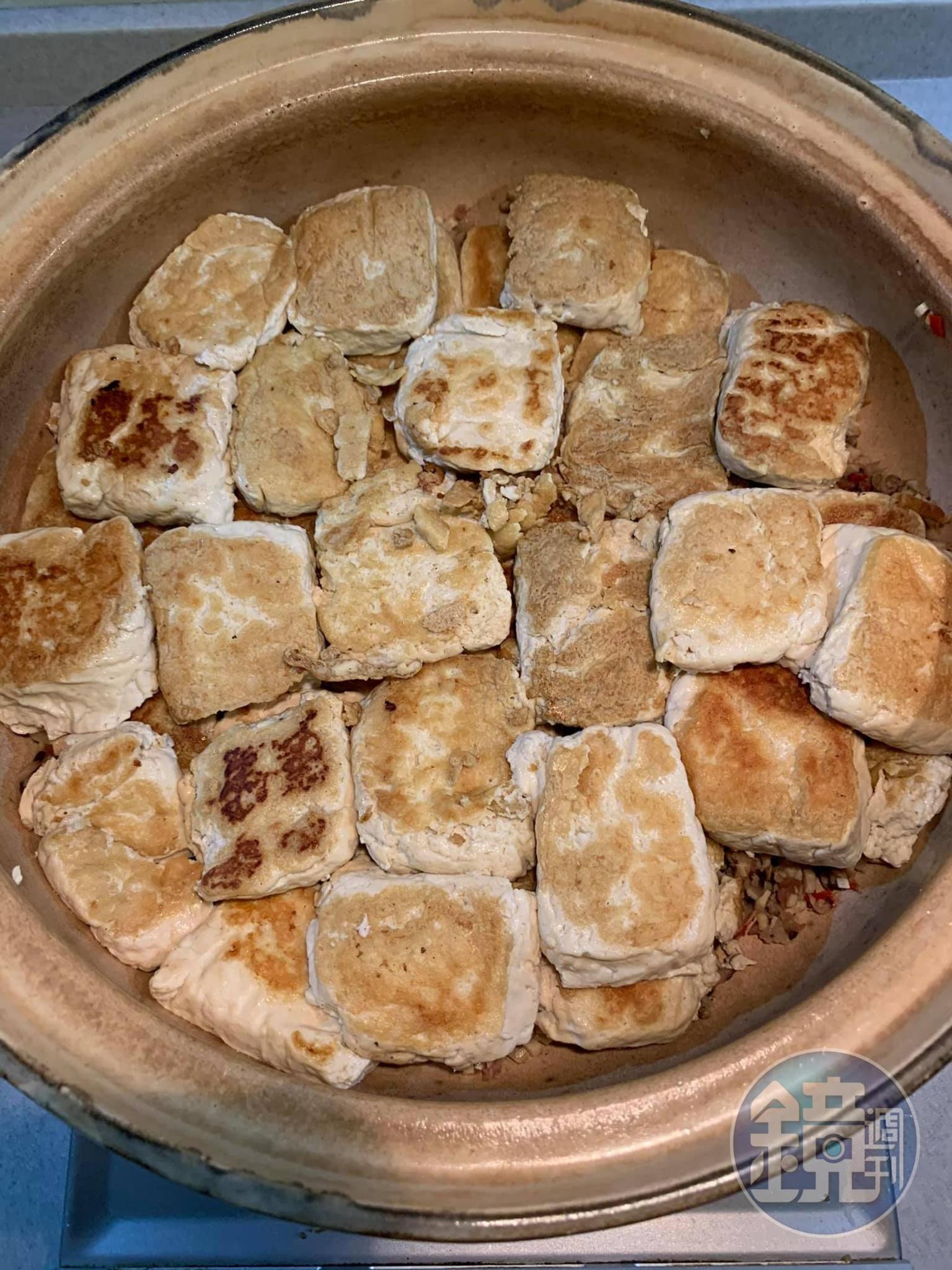 臭豆腐太多了，排兩層。