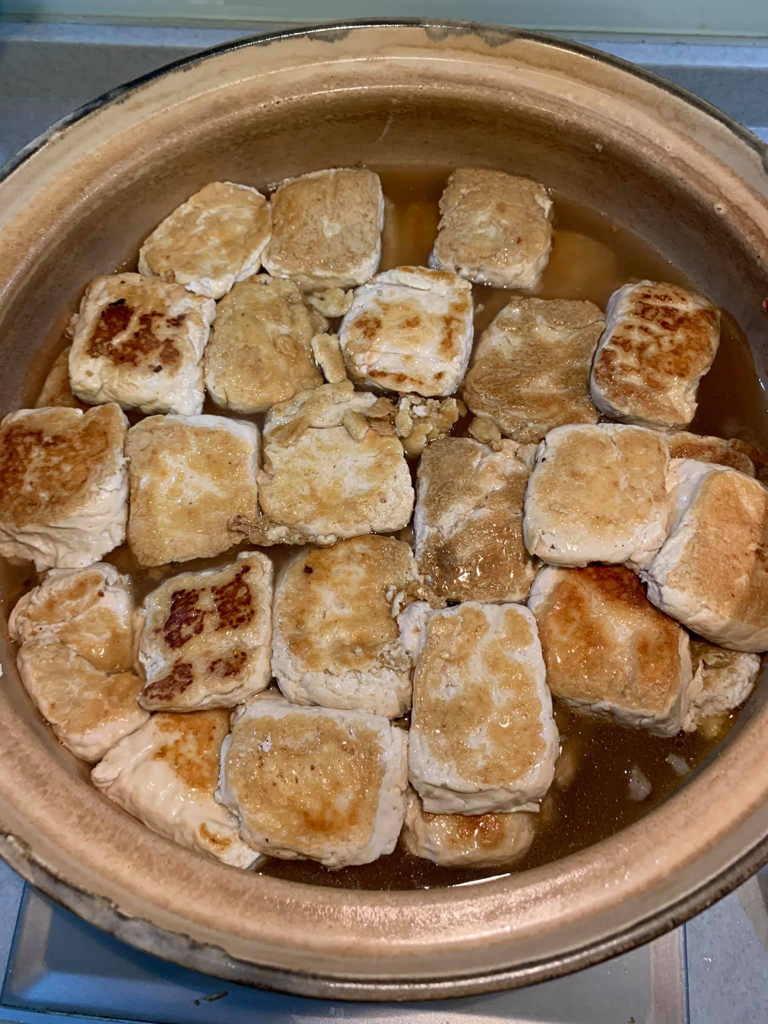 倒入雞高湯。