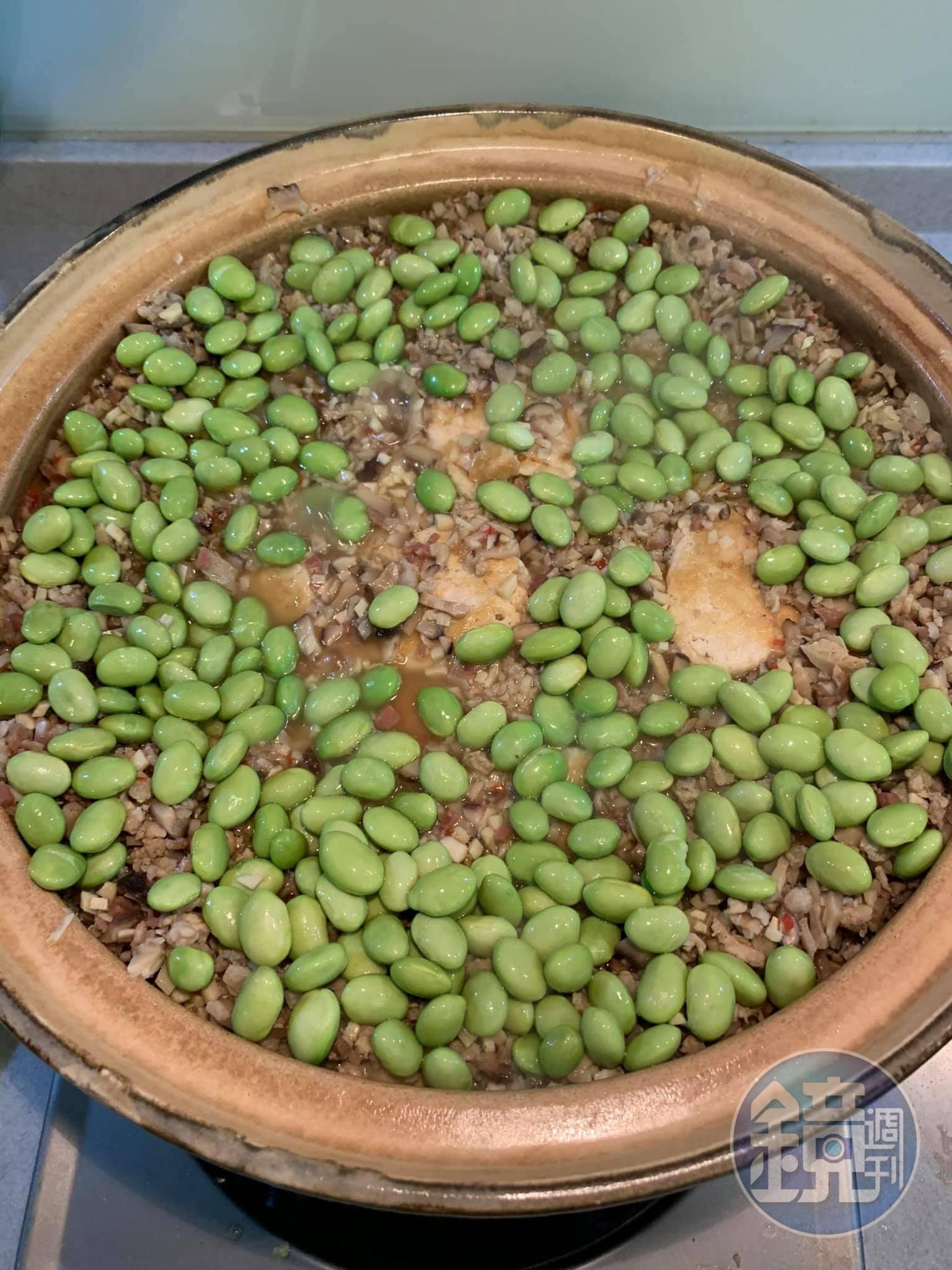 煮30分鐘後，開鍋撒上毛豆。