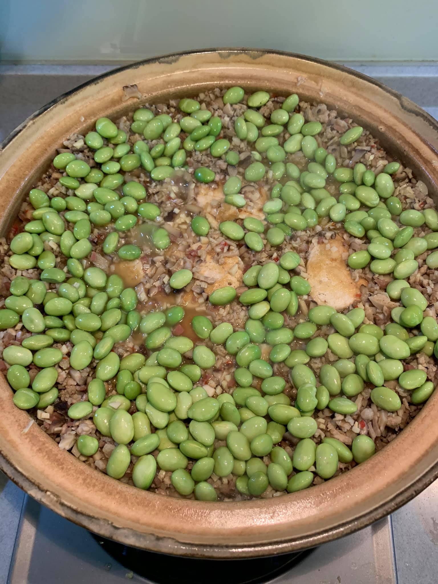 煮30分鐘後，開鍋撒上毛豆。