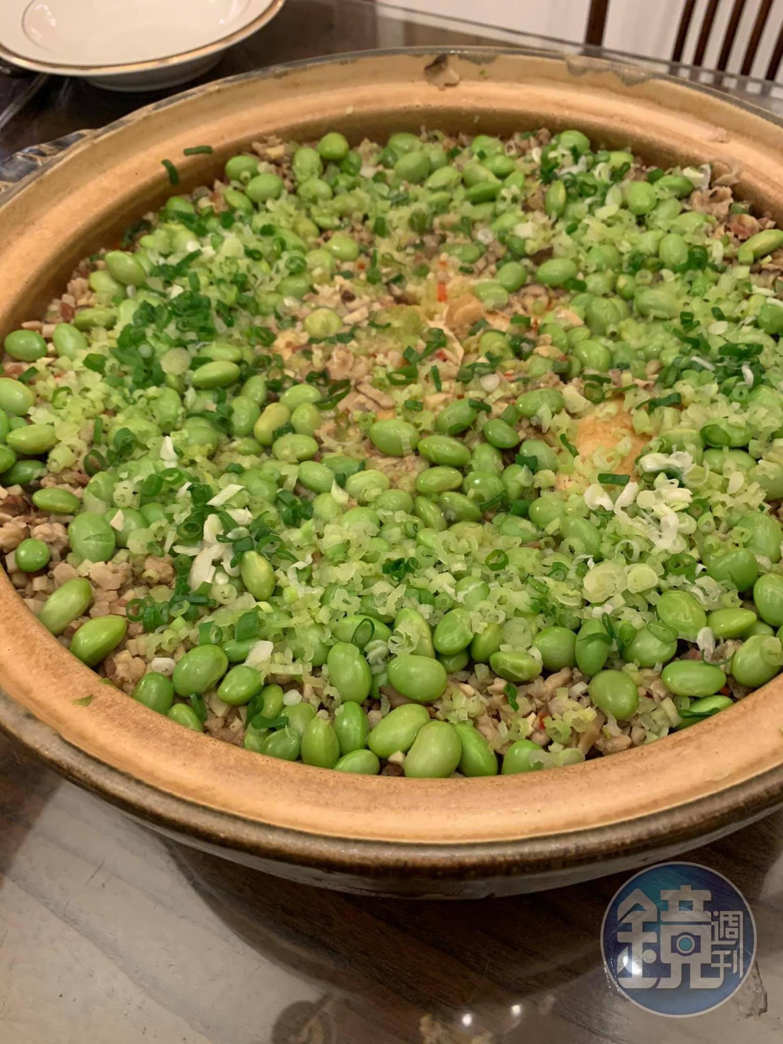 雞湯燴臭豆腐原鍋上桌。