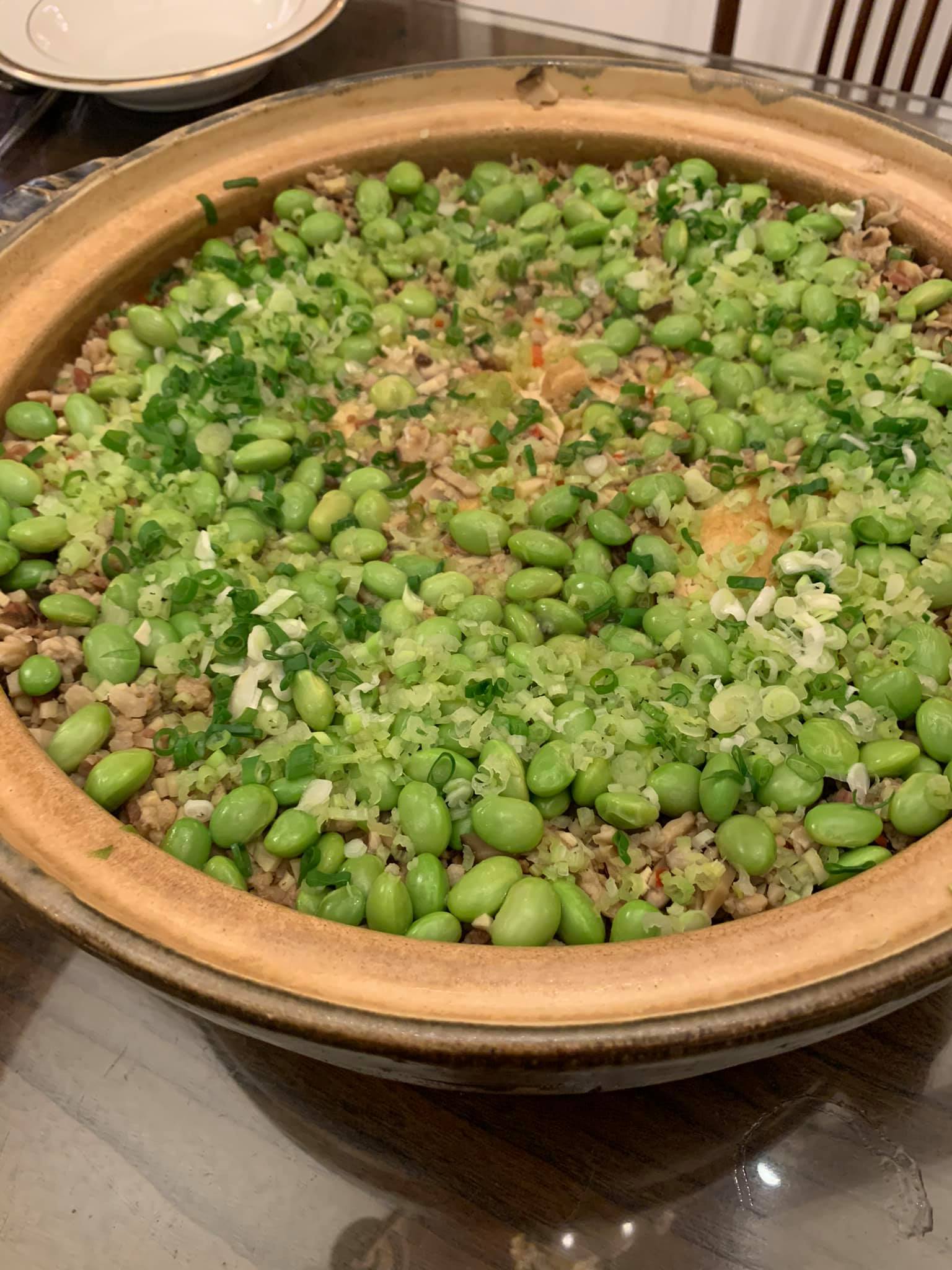 雞湯燴臭豆腐原鍋上桌。