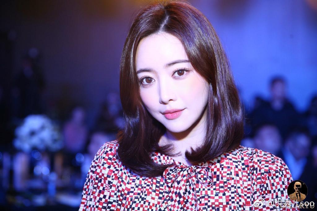 韓國女星洪秀兒上節目談自己整形史。(翻攝洪秀兒微博)